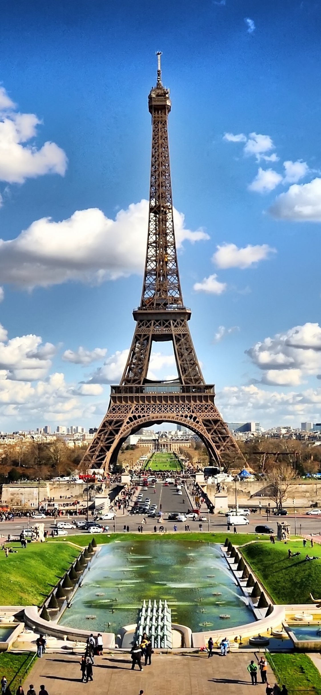 Torre Eiffel Bajo un Cielo Azul Durante el Día. Wallpaper in 1125x2436 Resolution