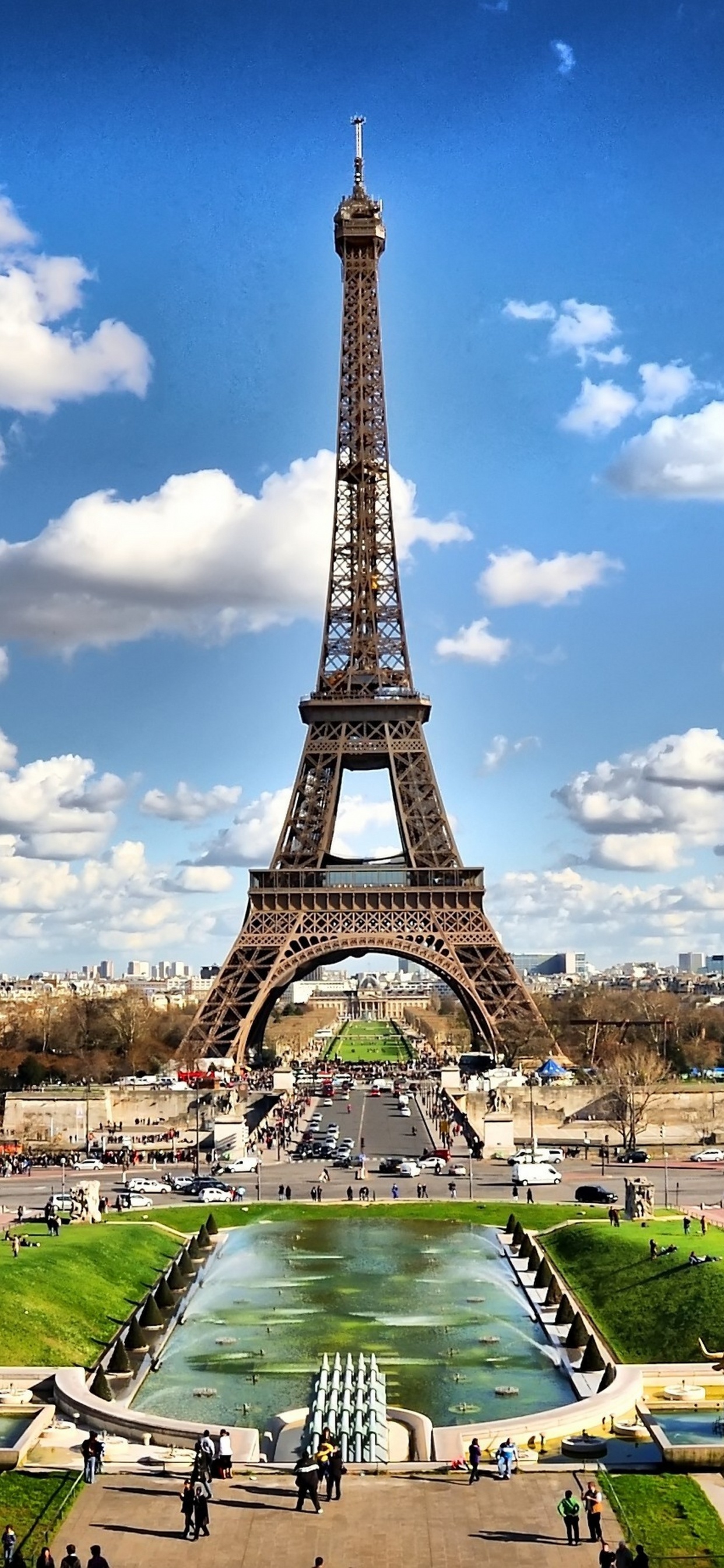 Torre Eiffel Bajo un Cielo Azul Durante el Día. Wallpaper in 1242x2688 Resolution