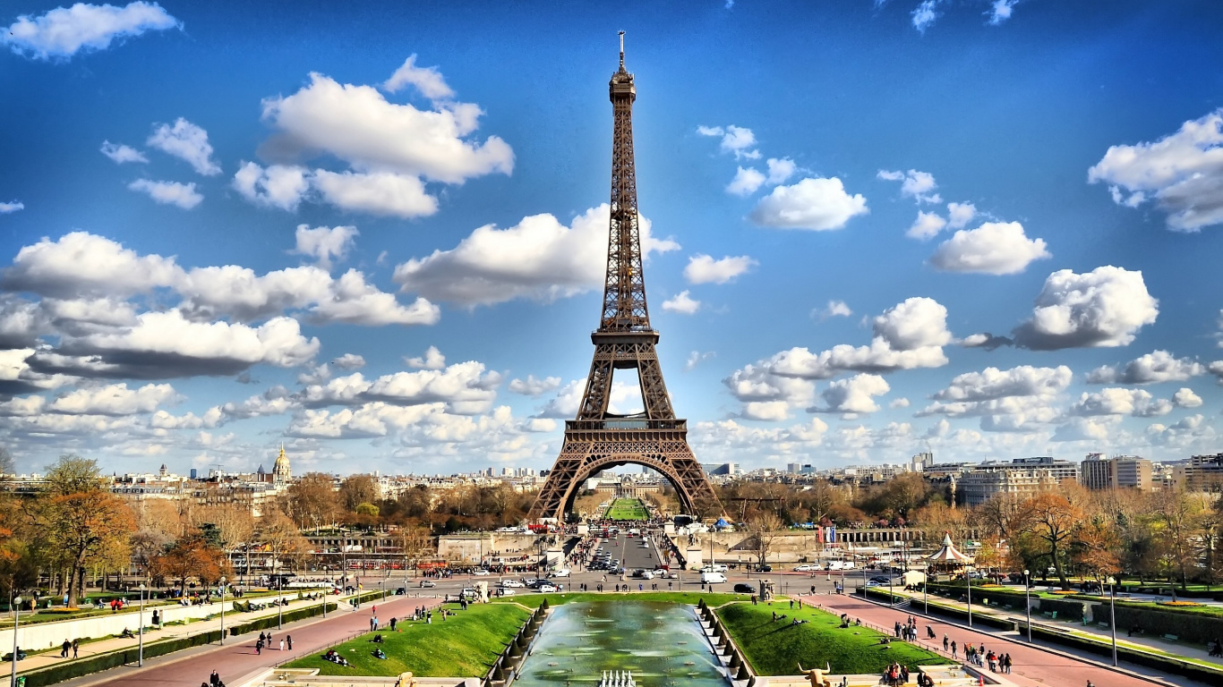 Torre Eiffel Bajo un Cielo Azul Durante el Día. Wallpaper in 1366x768 Resolution