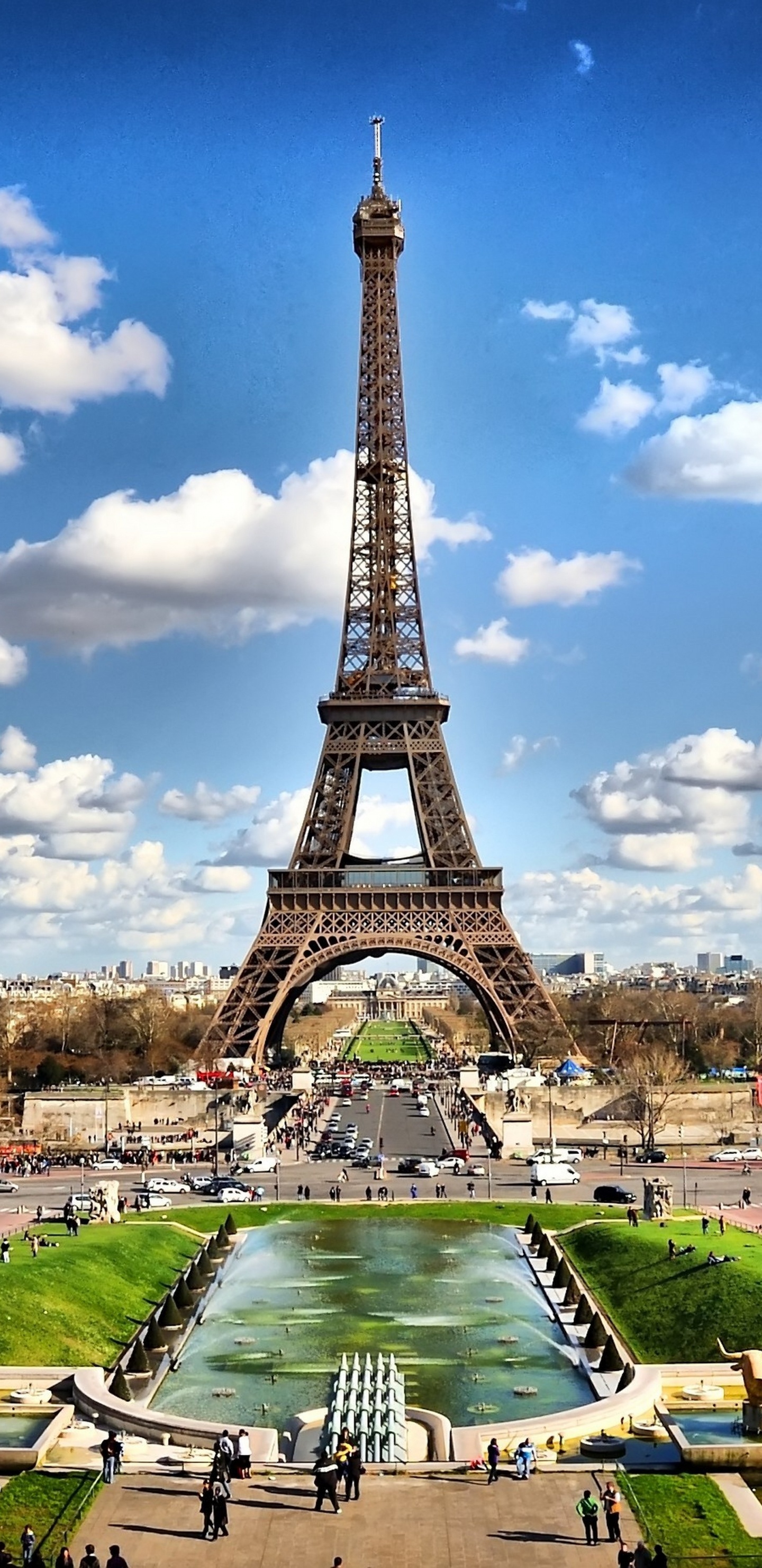 Torre Eiffel Bajo un Cielo Azul Durante el Día. Wallpaper in 1440x2960 Resolution