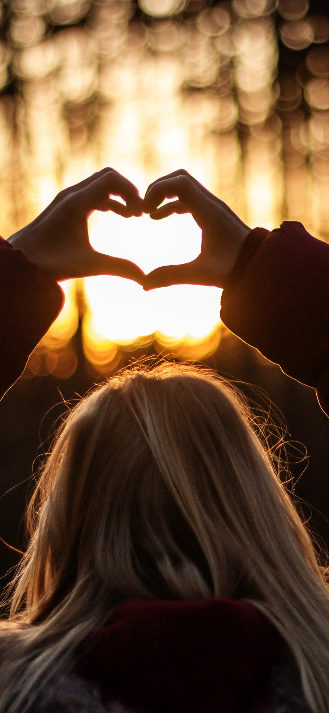 Femme en Chemise à Manches Longues Marron Levant Les Mains. Wallpaper in 1125x2436 Resolution