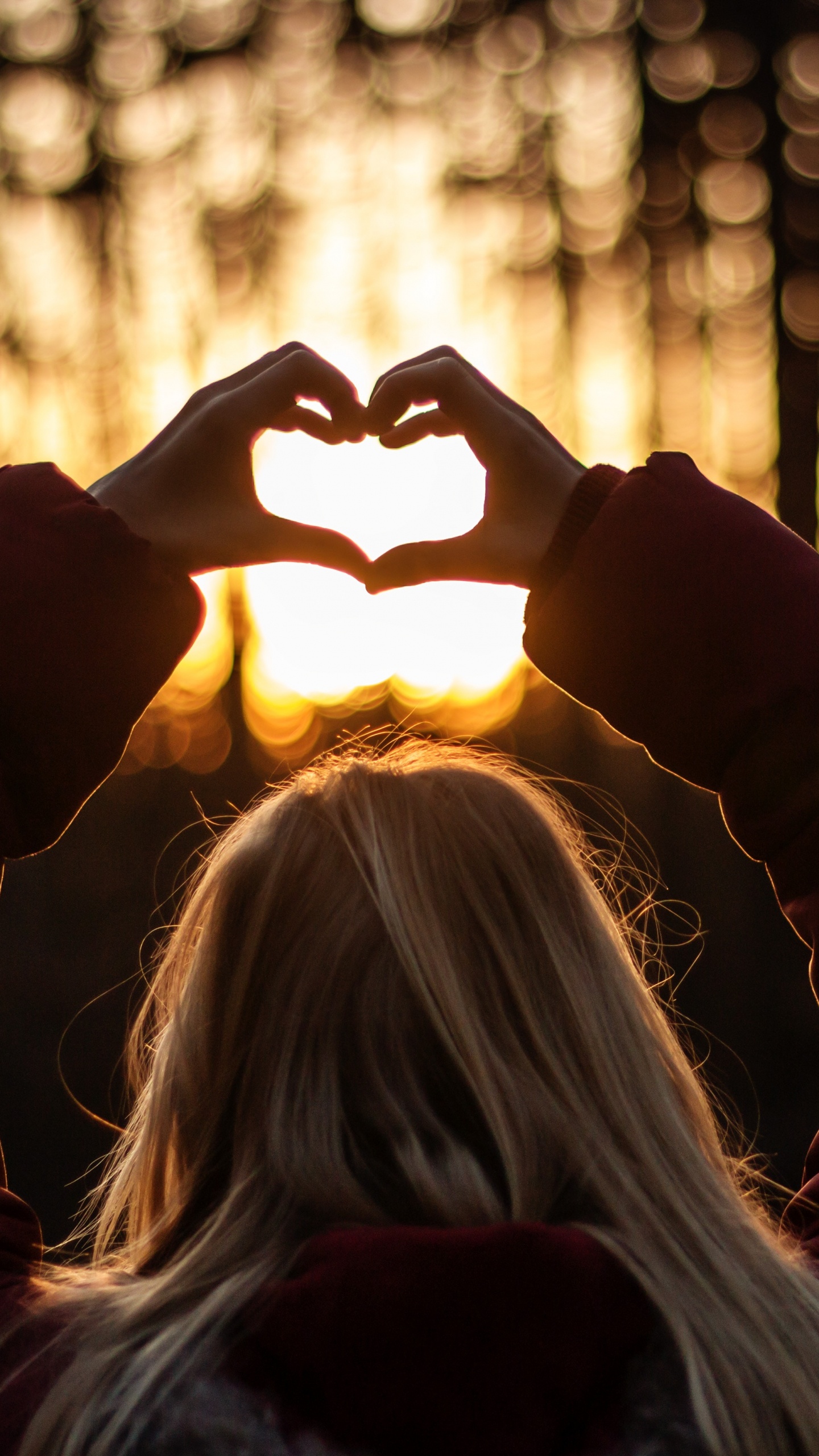 Femme en Chemise à Manches Longues Marron Levant Les Mains. Wallpaper in 1440x2560 Resolution