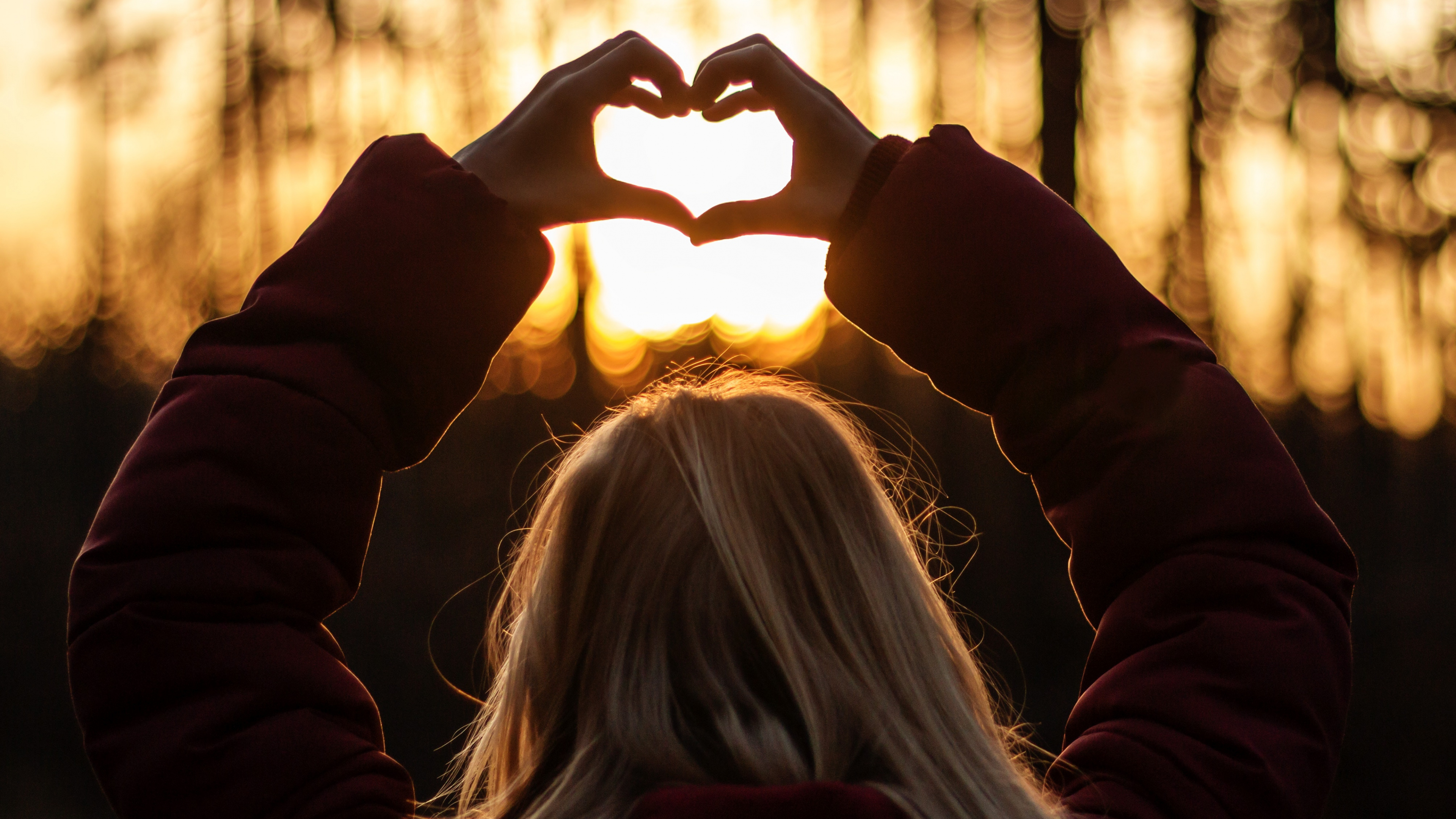 Femme en Chemise à Manches Longues Marron Levant Les Mains. Wallpaper in 3840x2160 Resolution