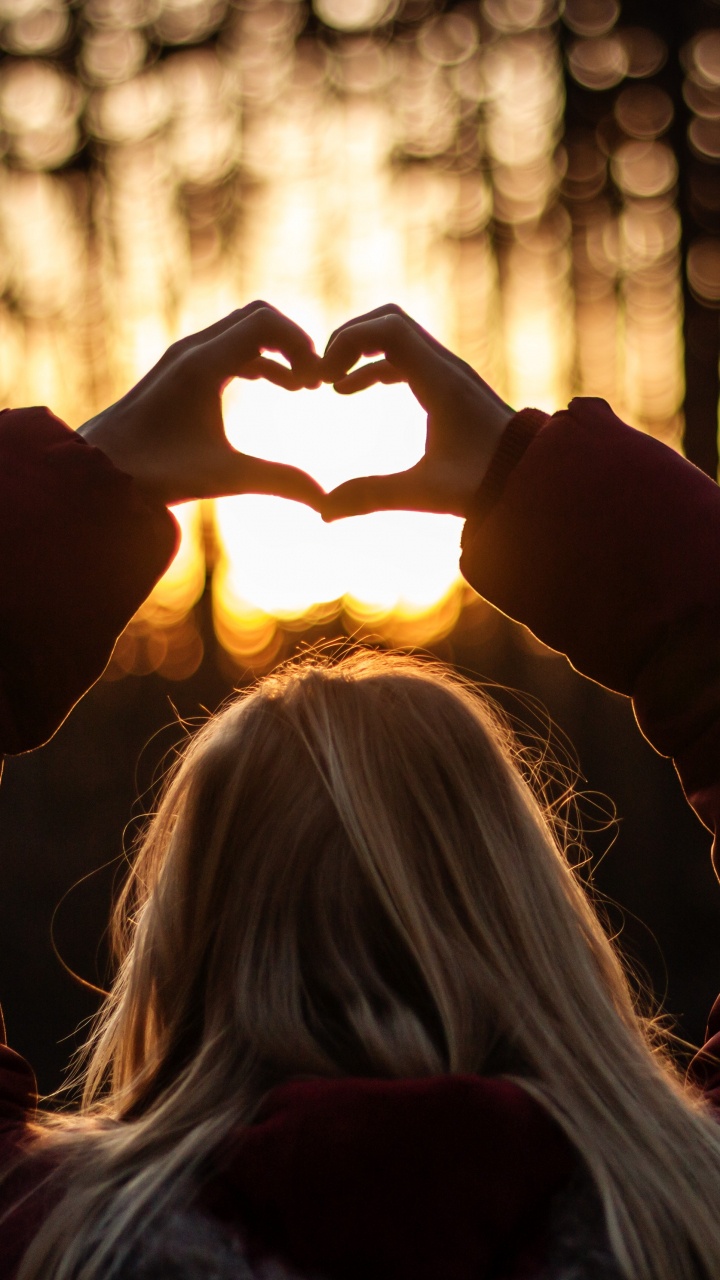 Femme en Chemise à Manches Longues Marron Levant Les Mains. Wallpaper in 720x1280 Resolution