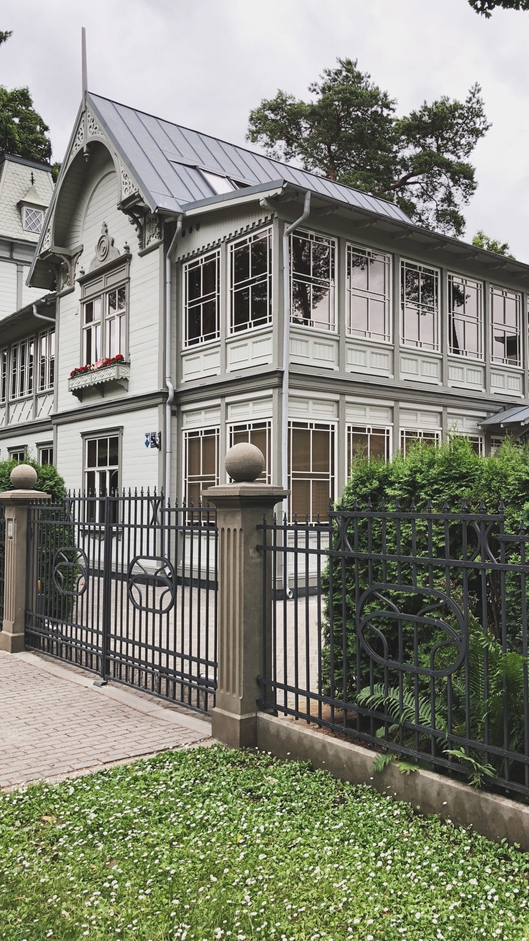 Haus, Fenster, Eigenschaft, Nachbarschaft, Wohngebiet. Wallpaper in 1080x1920 Resolution