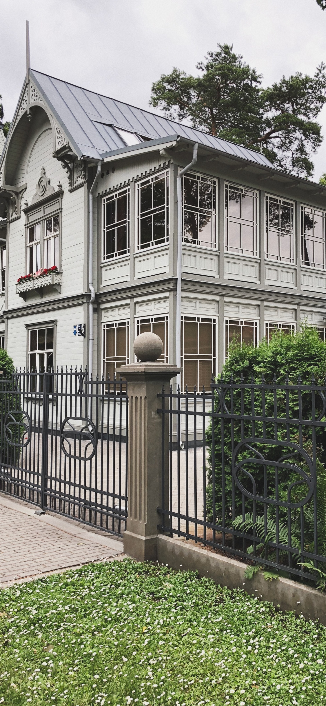 Ventana, Propiedad, Barrio, Zona Residencial, Edificio. Wallpaper in 1125x2436 Resolution