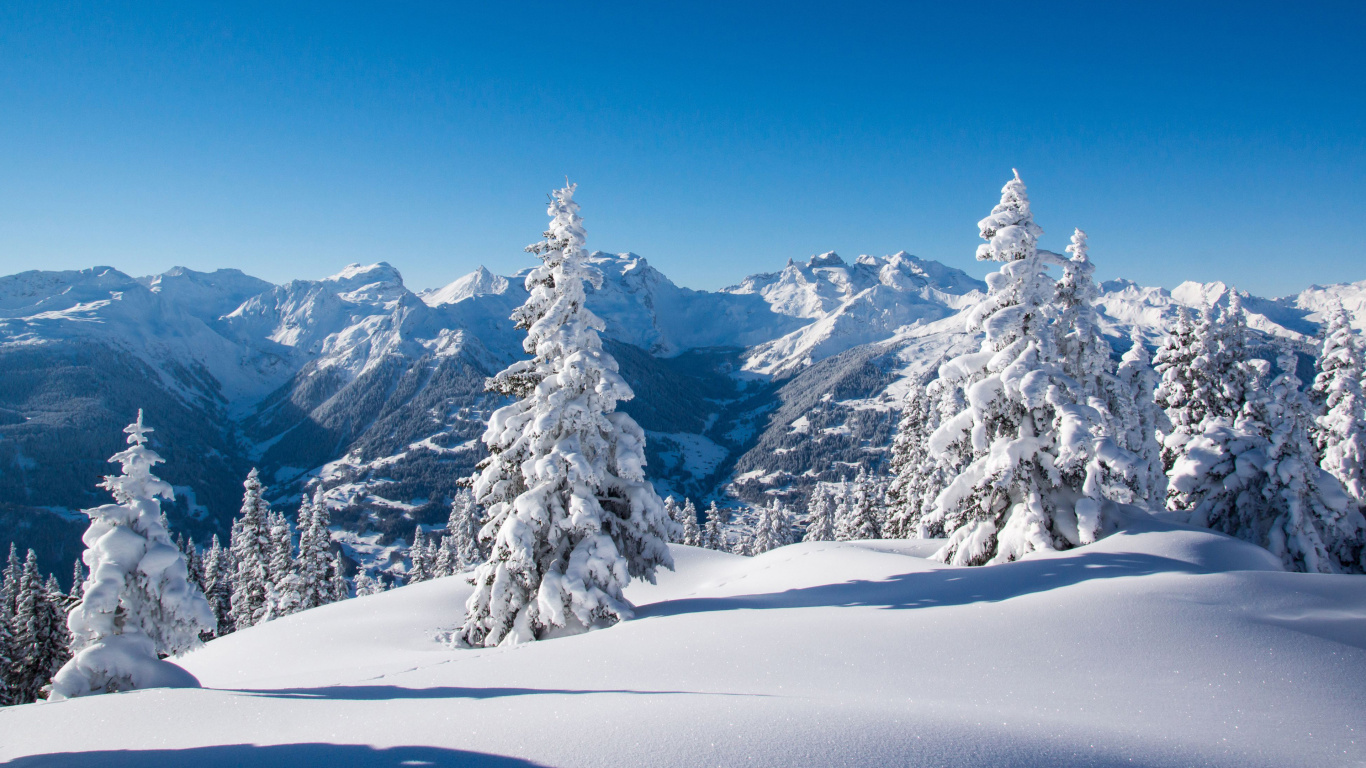 Schneebedeckter Berg Unter Blauem Himmel Tagsüber. Wallpaper in 1366x768 Resolution