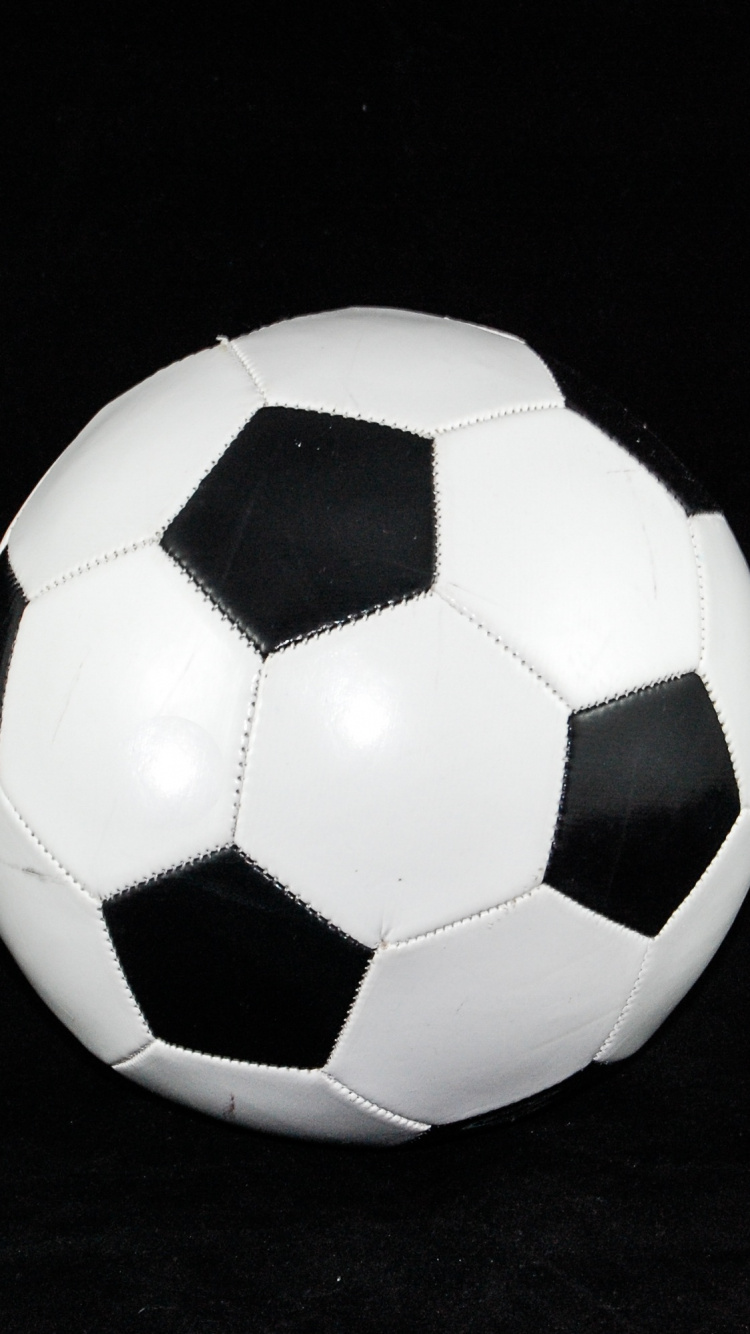 Ballon de Foot Blanc et Noir. Wallpaper in 750x1334 Resolution
