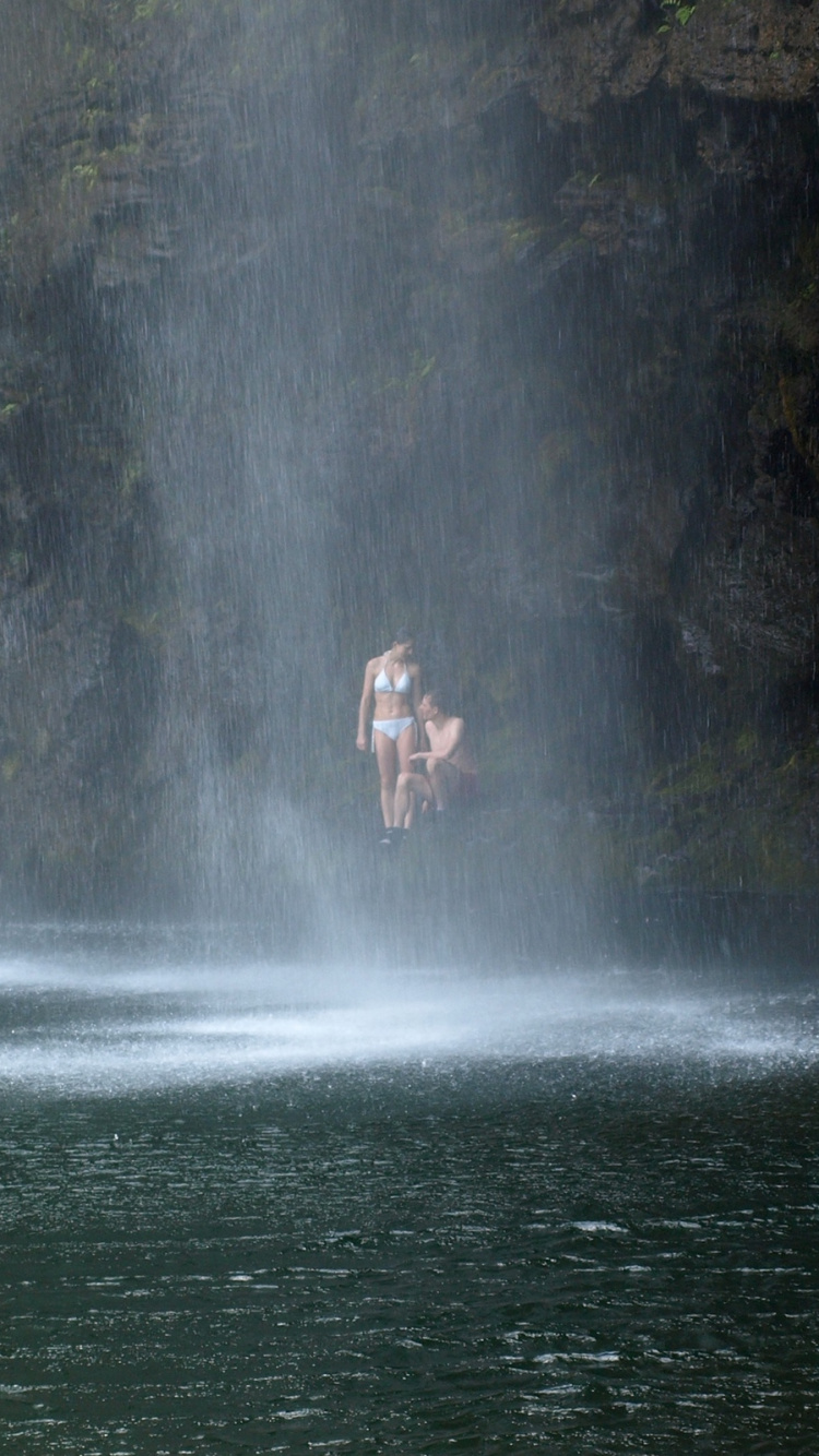 Persona en el Agua Cae Durante el Día. Wallpaper in 750x1334 Resolution