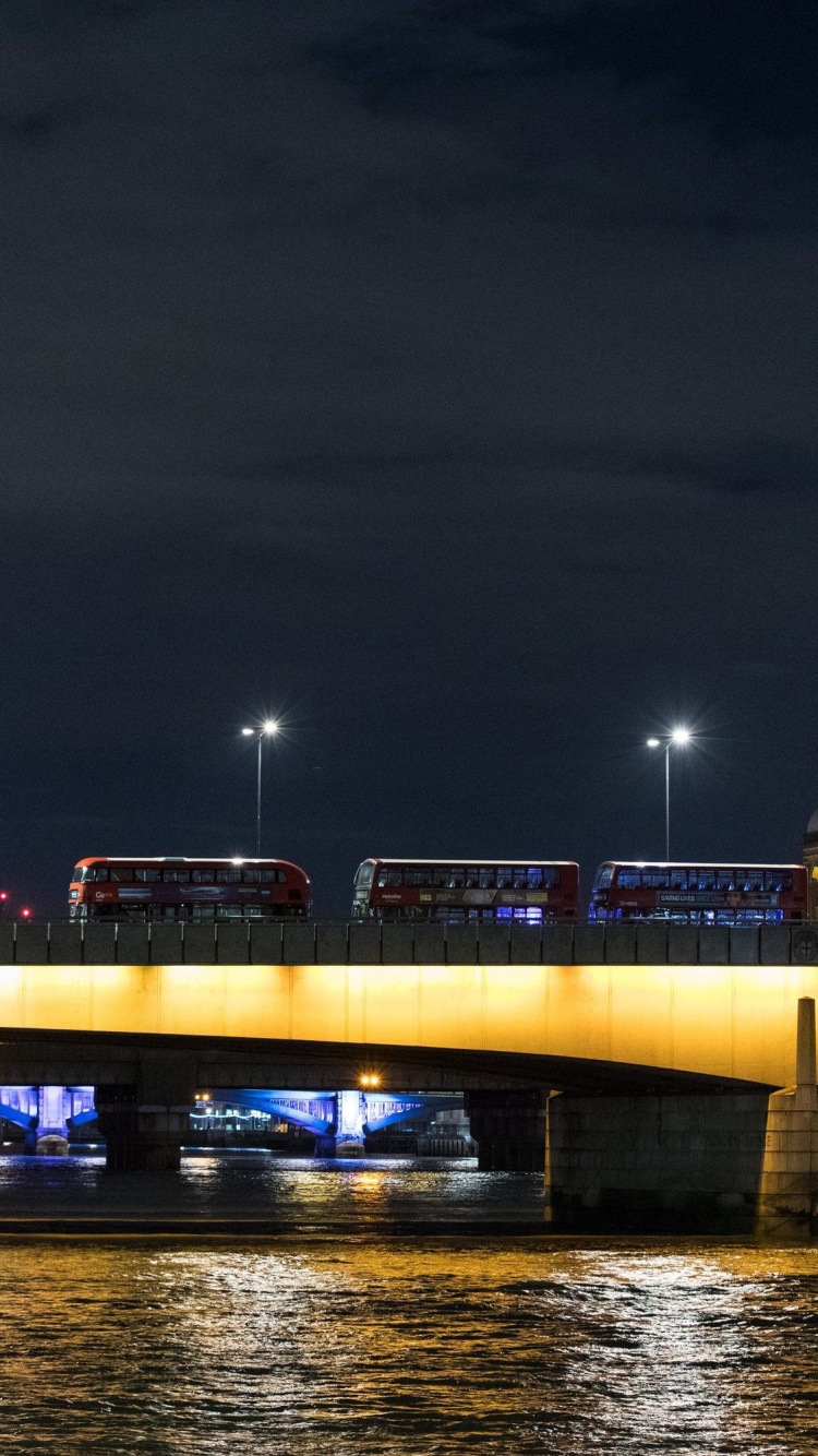 Pont Éclairé Au-dessus de L'eau Pendant la Nuit. Wallpaper in 750x1334 Resolution