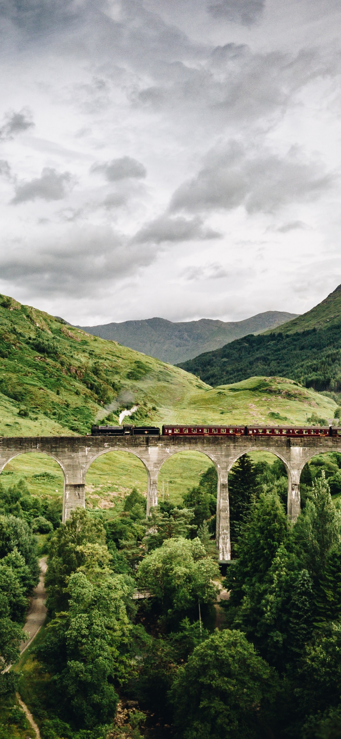 Glenfinnan, Tren, el Jacobita, Escudo Del Lago, Línea de Las Tierras Altas Del Oeste. Wallpaper in 1125x2436 Resolution