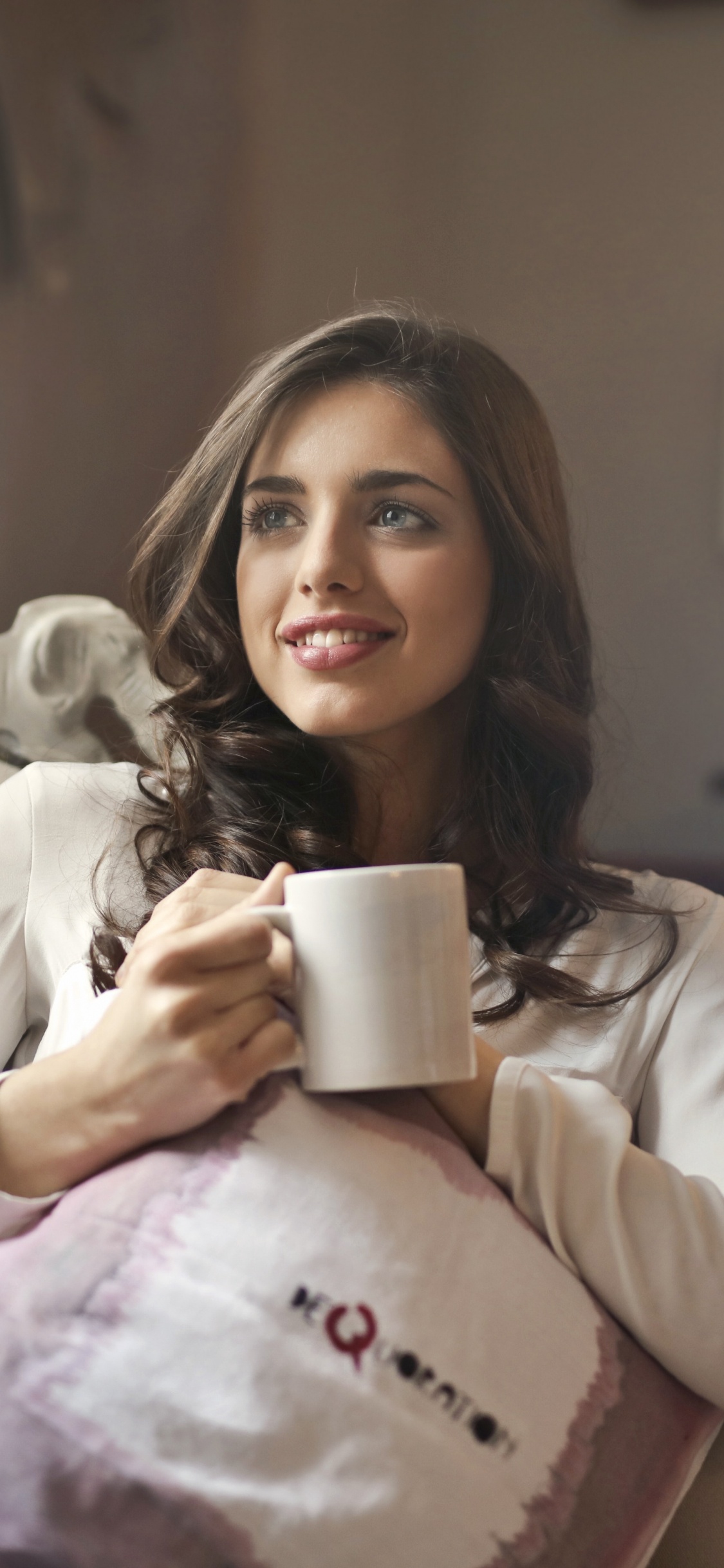 Sesión, Retrato, Sonrisa, Habitación, Almohada. Wallpaper in 1125x2436 Resolution