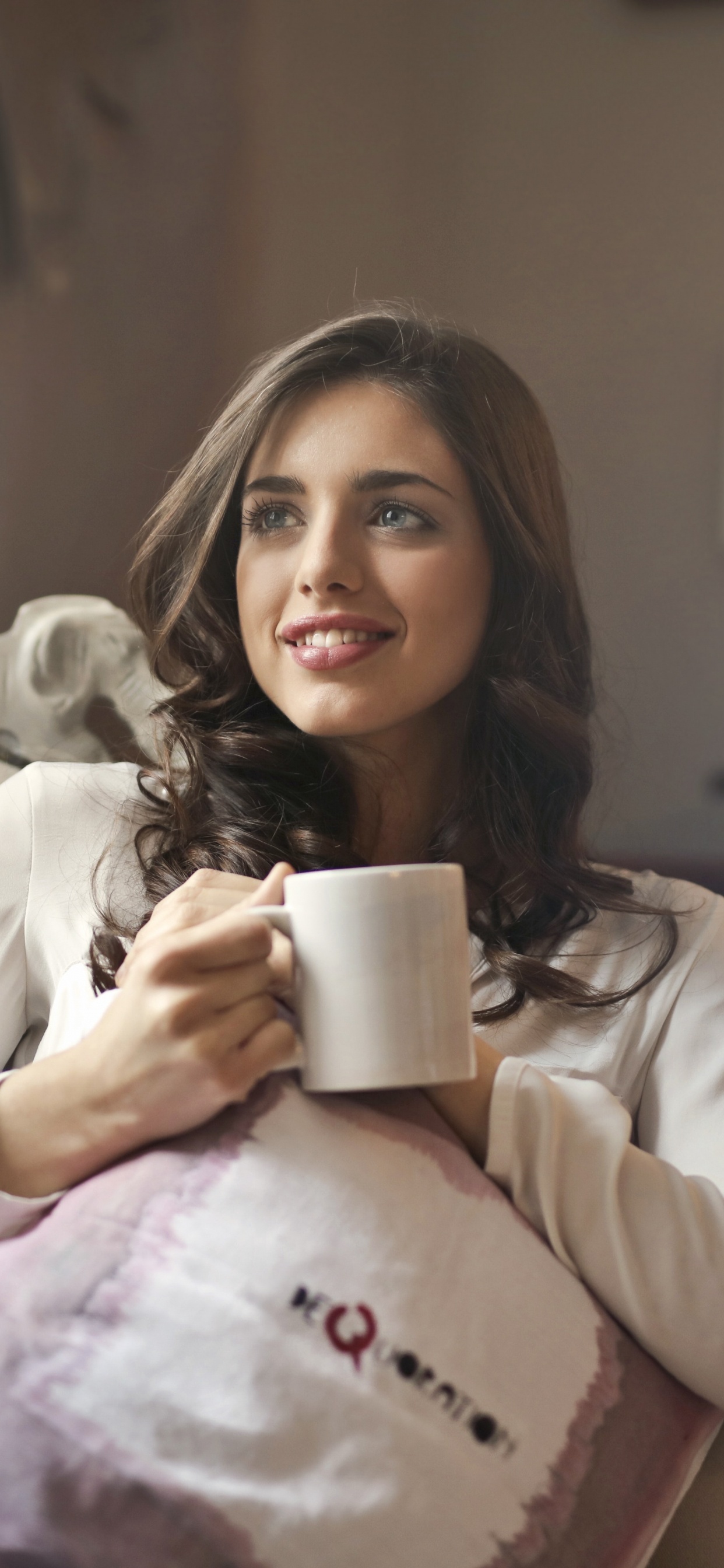 Sesión, Retrato, Sonrisa, Habitación, Almohada. Wallpaper in 1242x2688 Resolution