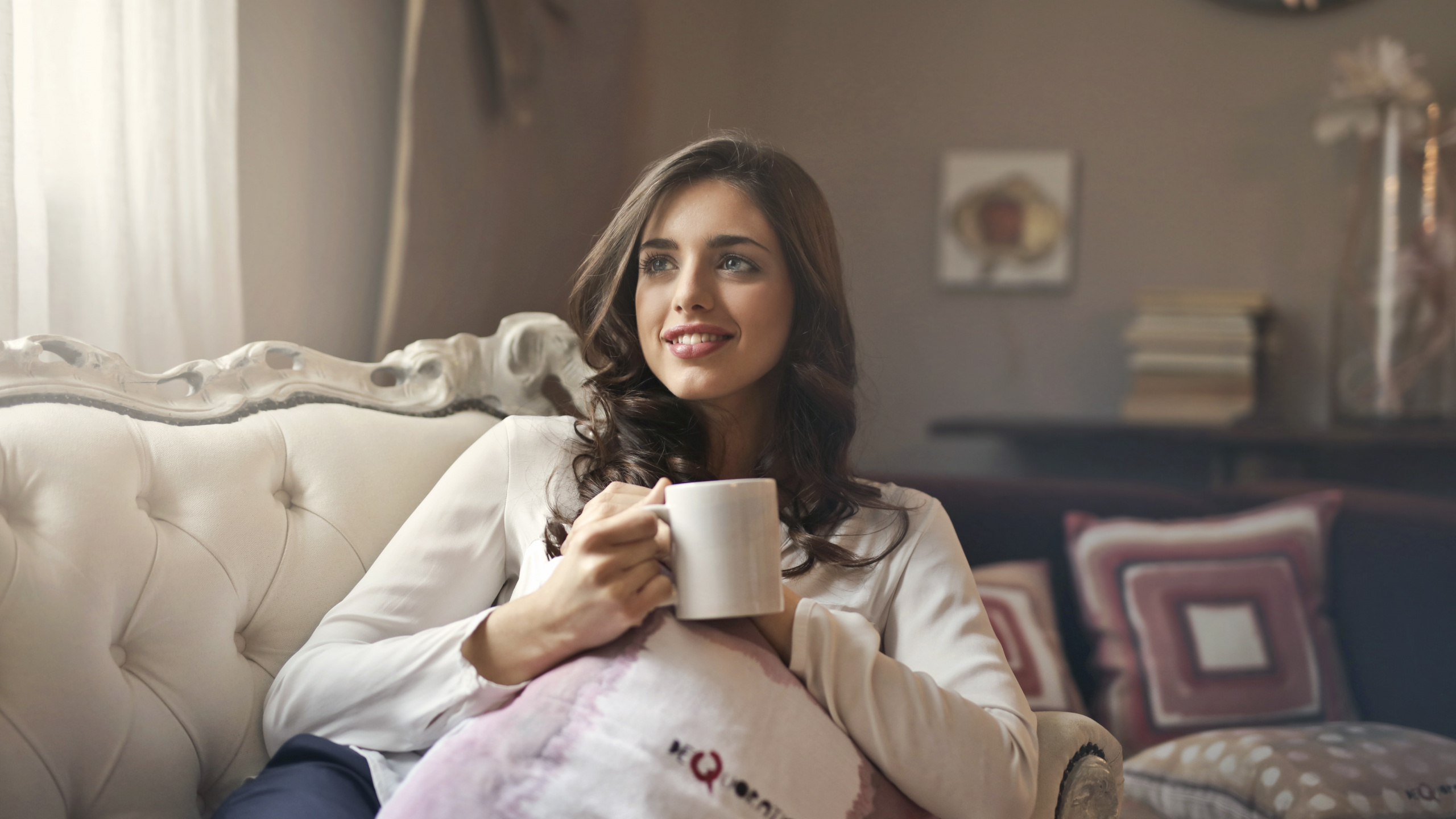 Sitting, Portrait, Smile, Room, Dont Miss This Sale. Wallpaper in 2560x1440 Resolution