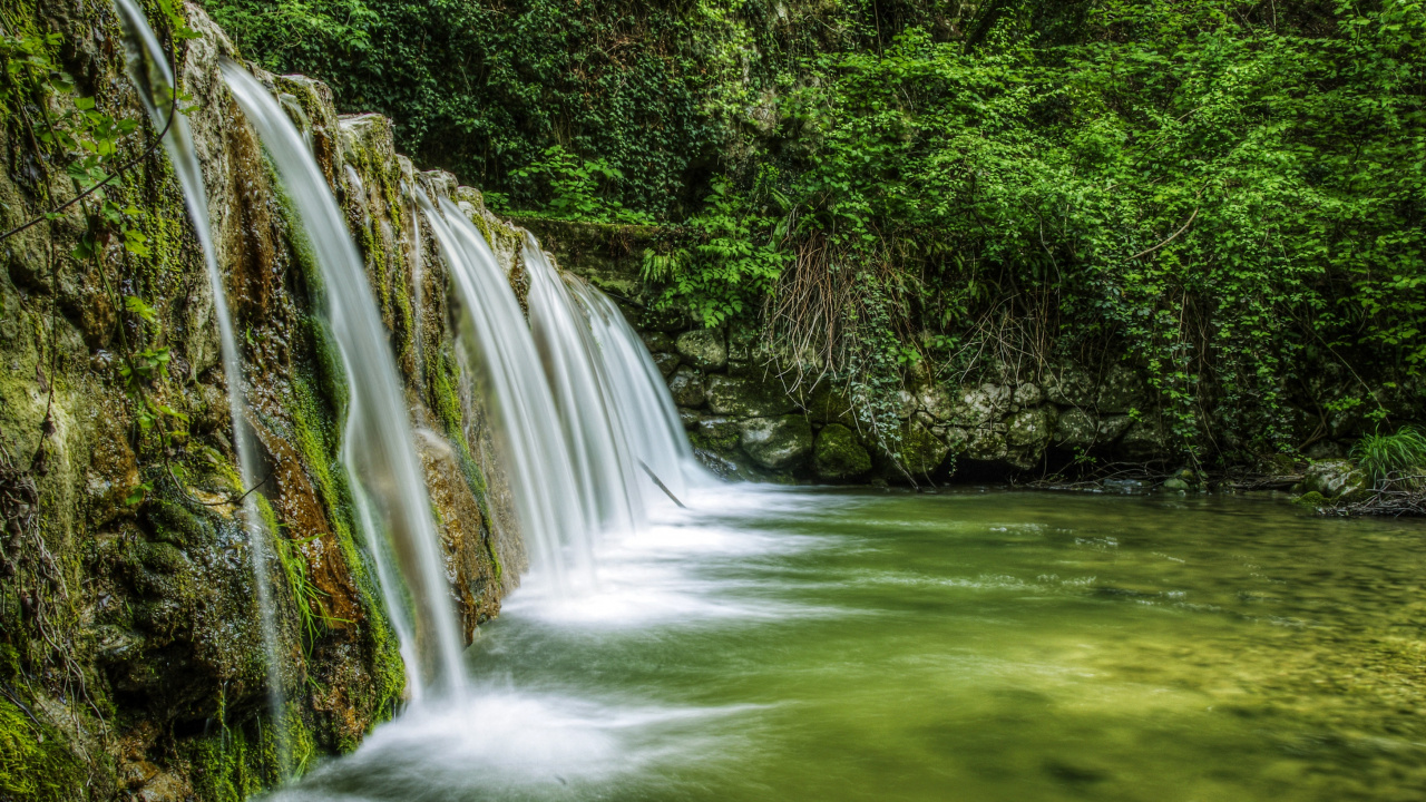 L'eau Tombe au Milieu Des Arbres Verts. Wallpaper in 1280x720 Resolution