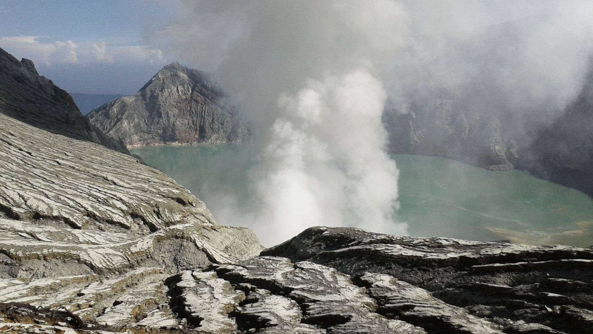 Montaña Rocosa Marrón Cerca Del Cuerpo de Agua Durante el Día. Wallpaper in 1920x1080 Resolution