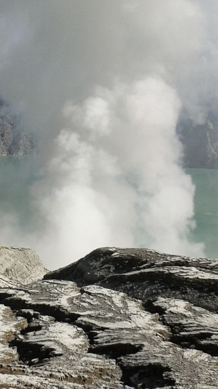 Montaña Rocosa Marrón Cerca Del Cuerpo de Agua Durante el Día. Wallpaper in 720x1280 Resolution