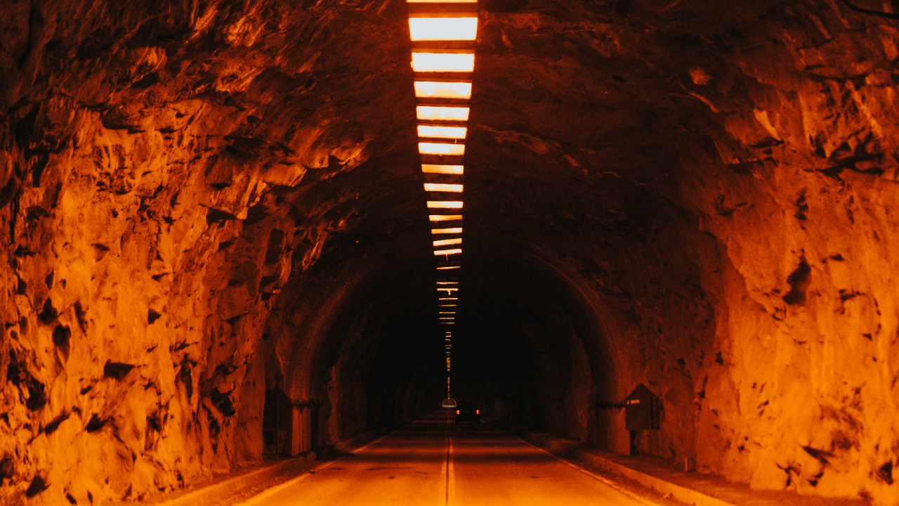 Túnel Con Luz Encendida Durante el Día. Wallpaper in 1280x720 Resolution