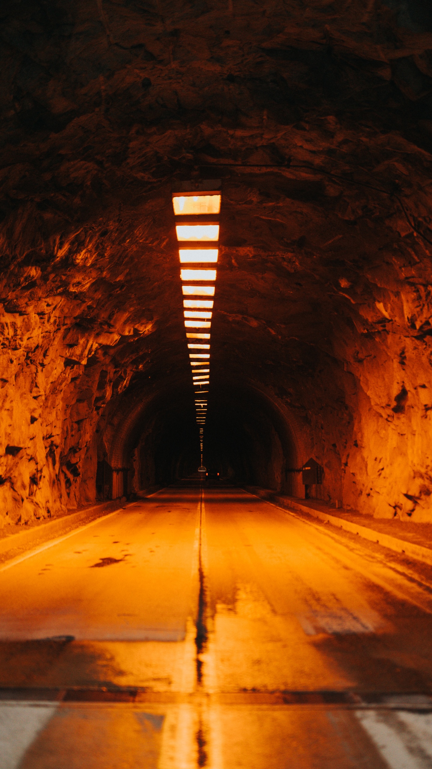 Túnel Con Luz Encendida Durante el Día. Wallpaper in 1440x2560 Resolution