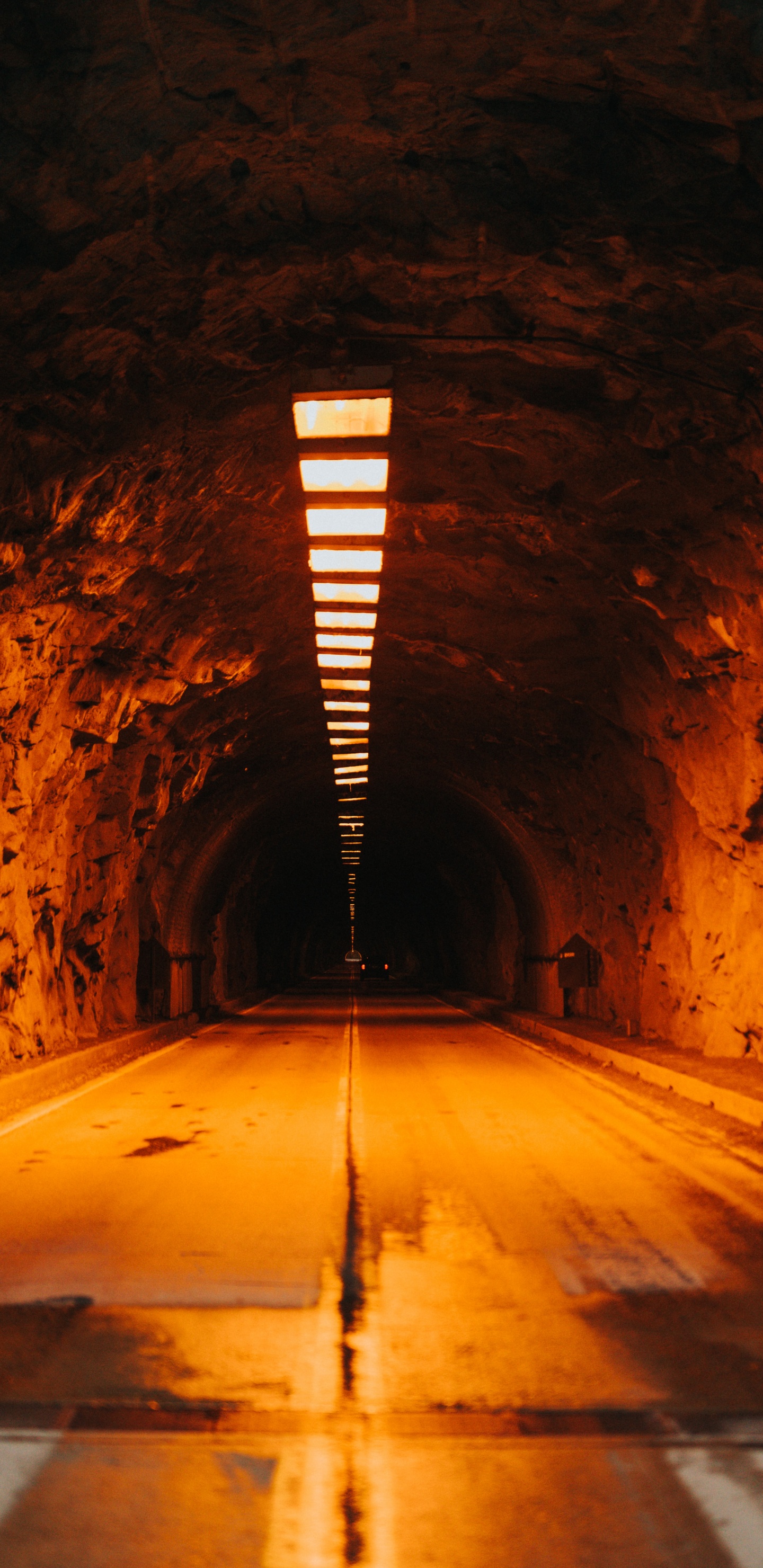 Túnel Con Luz Encendida Durante el Día. Wallpaper in 1440x2960 Resolution