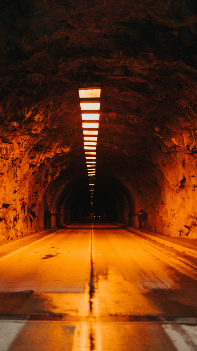 Túnel Con Luz Encendida Durante el Día. Wallpaper in 750x1334 Resolution