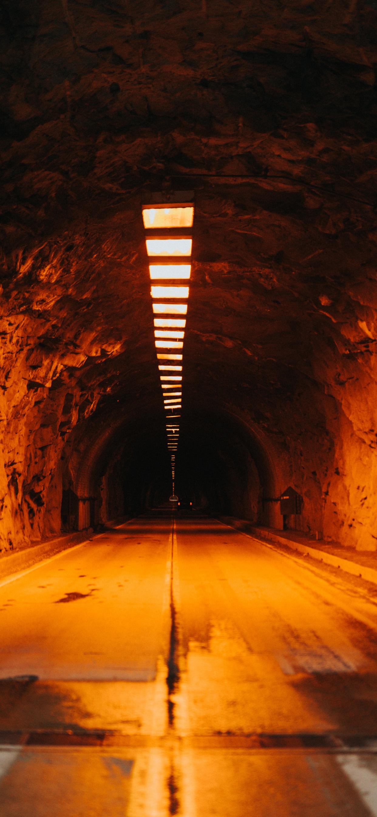 Tunnel Avec Lumière Allumée Pendant la Journée. Wallpaper in 1242x2688 Resolution