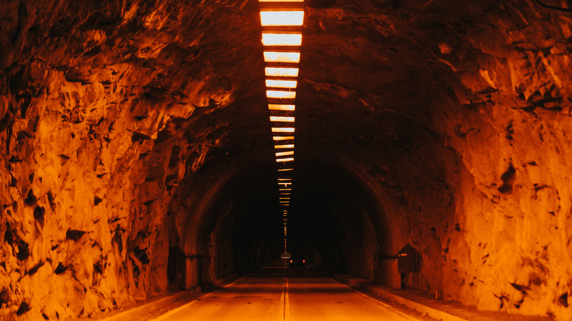 Tunnel Avec Lumière Allumée Pendant la Journée. Wallpaper in 1920x1080 Resolution
