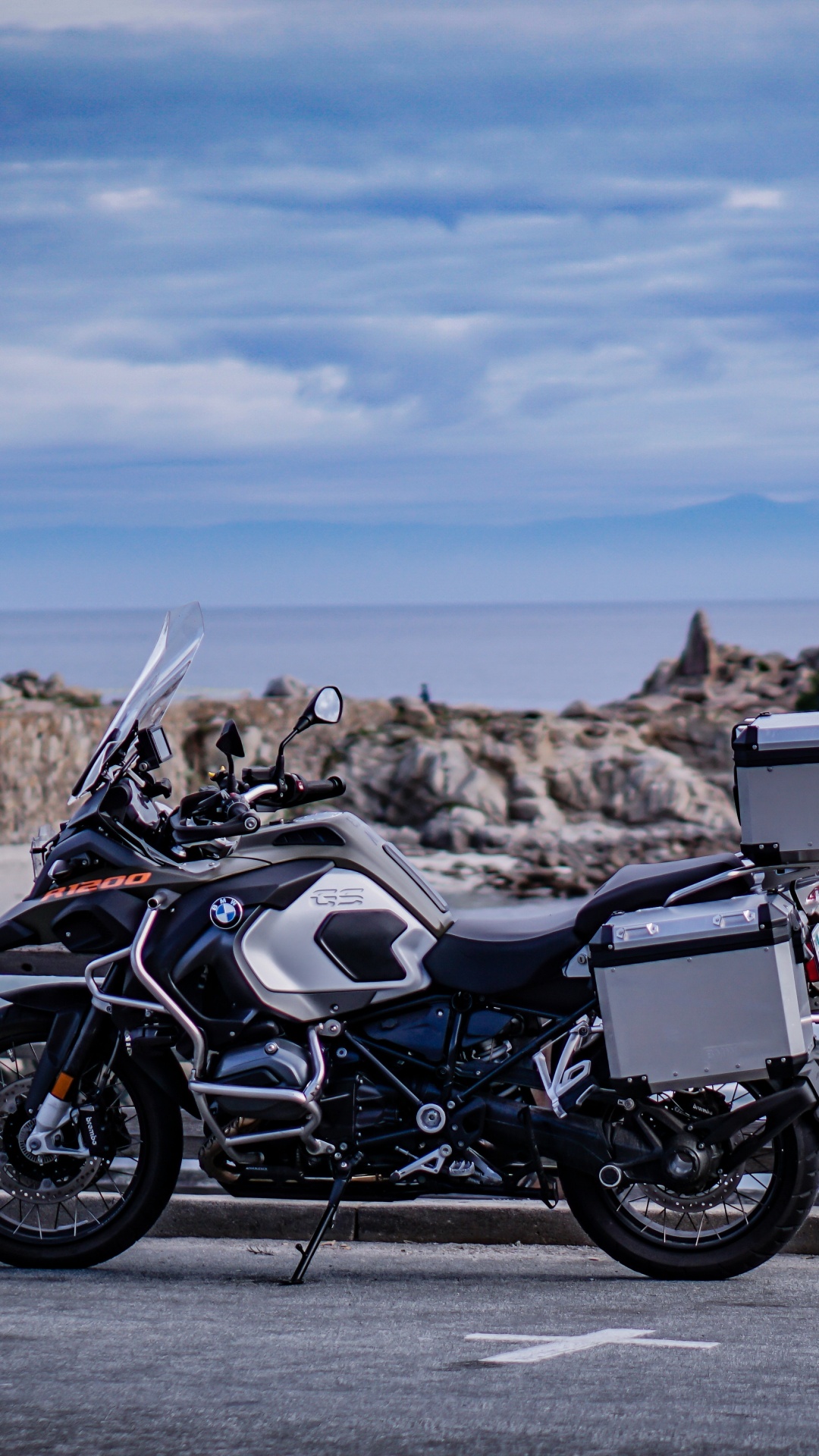 Motocicleta Negra y Plateada Estacionada en un Muelle de Madera Marrón Durante el Día. Wallpaper in 1080x1920 Resolution