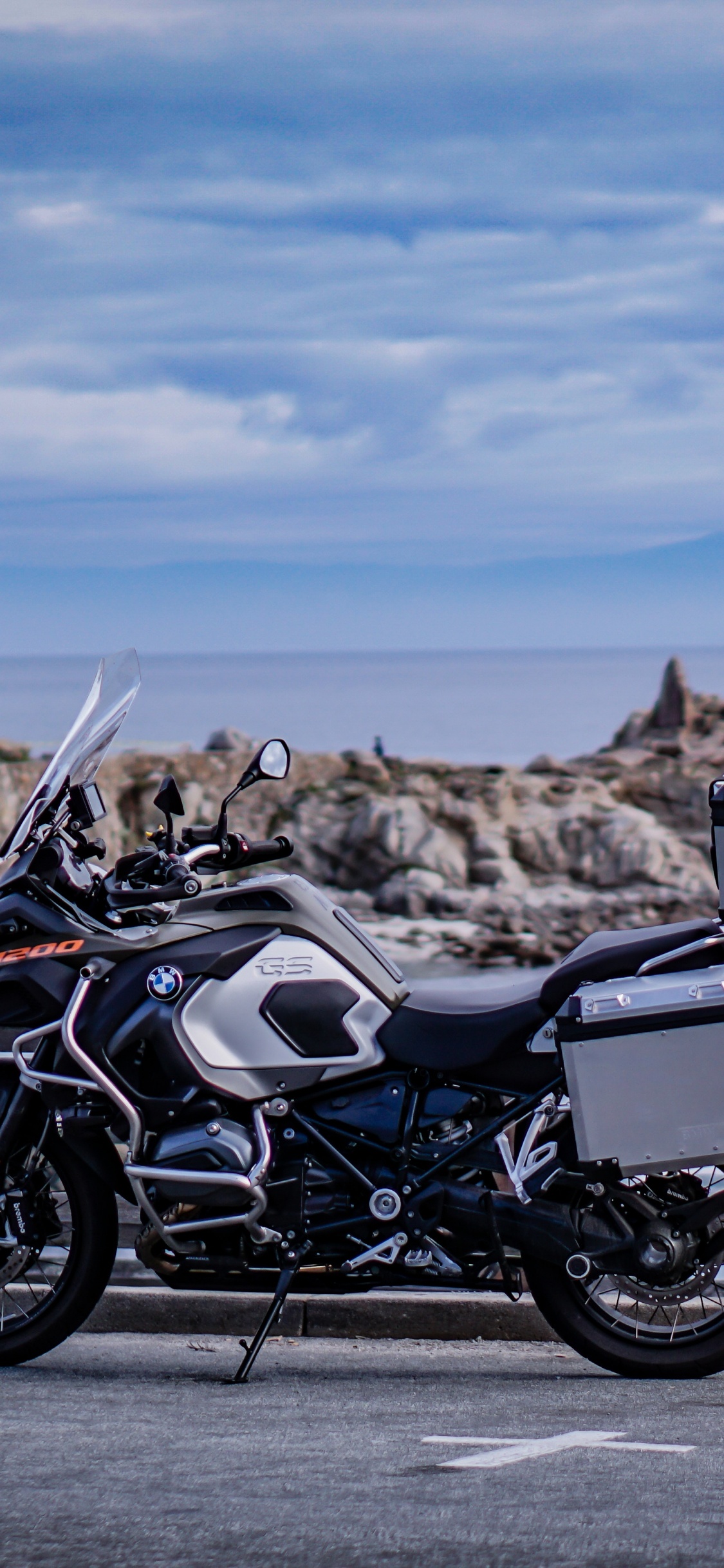 Motocicleta Negra y Plateada Estacionada en un Muelle de Madera Marrón Durante el Día. Wallpaper in 1125x2436 Resolution