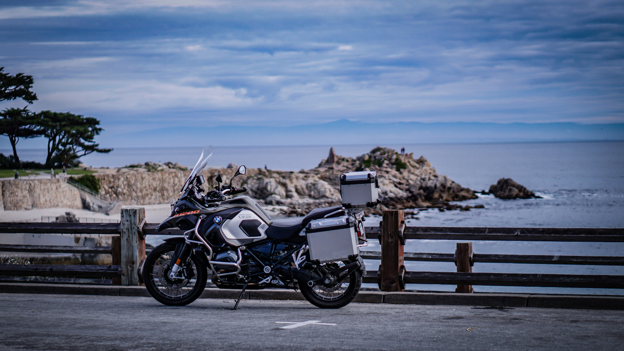 Motocicleta Negra y Plateada Estacionada en un Muelle de Madera Marrón Durante el Día. Wallpaper in 1280x720 Resolution