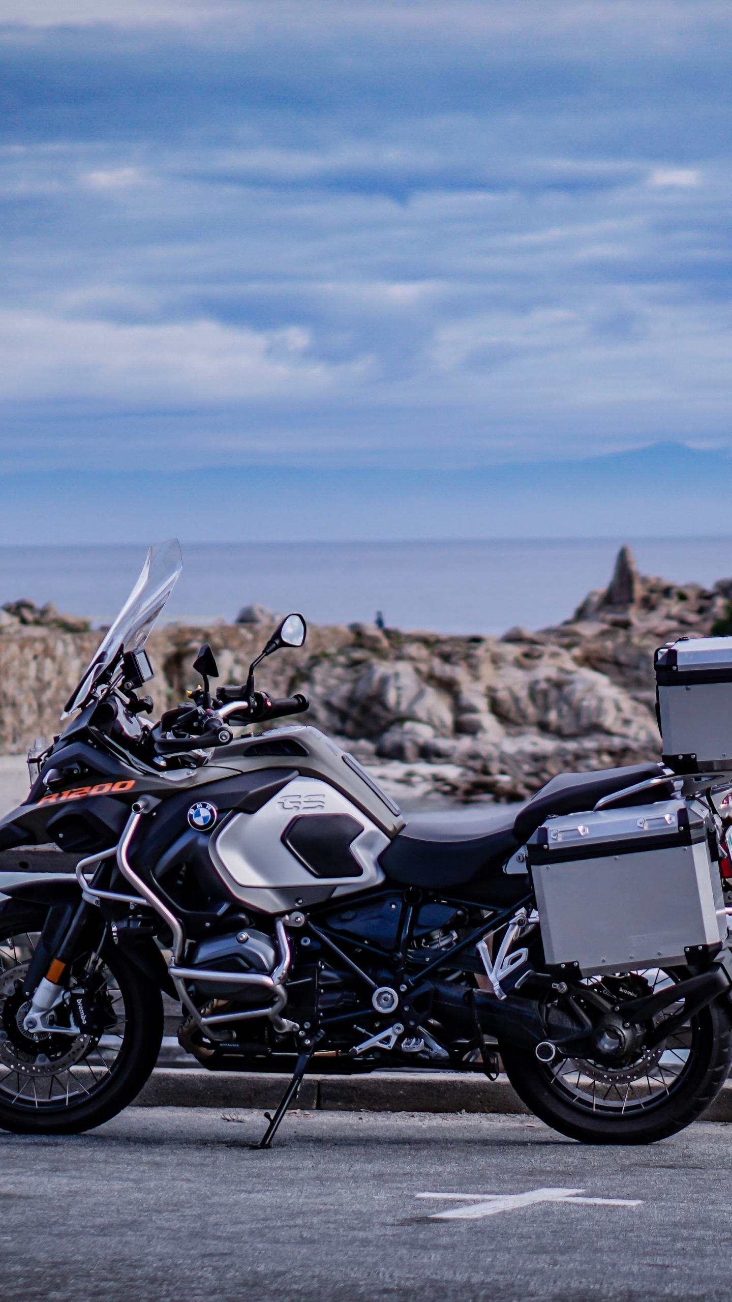 Motocicleta Negra y Plateada Estacionada en un Muelle de Madera Marrón Durante el Día. Wallpaper in 1440x2560 Resolution