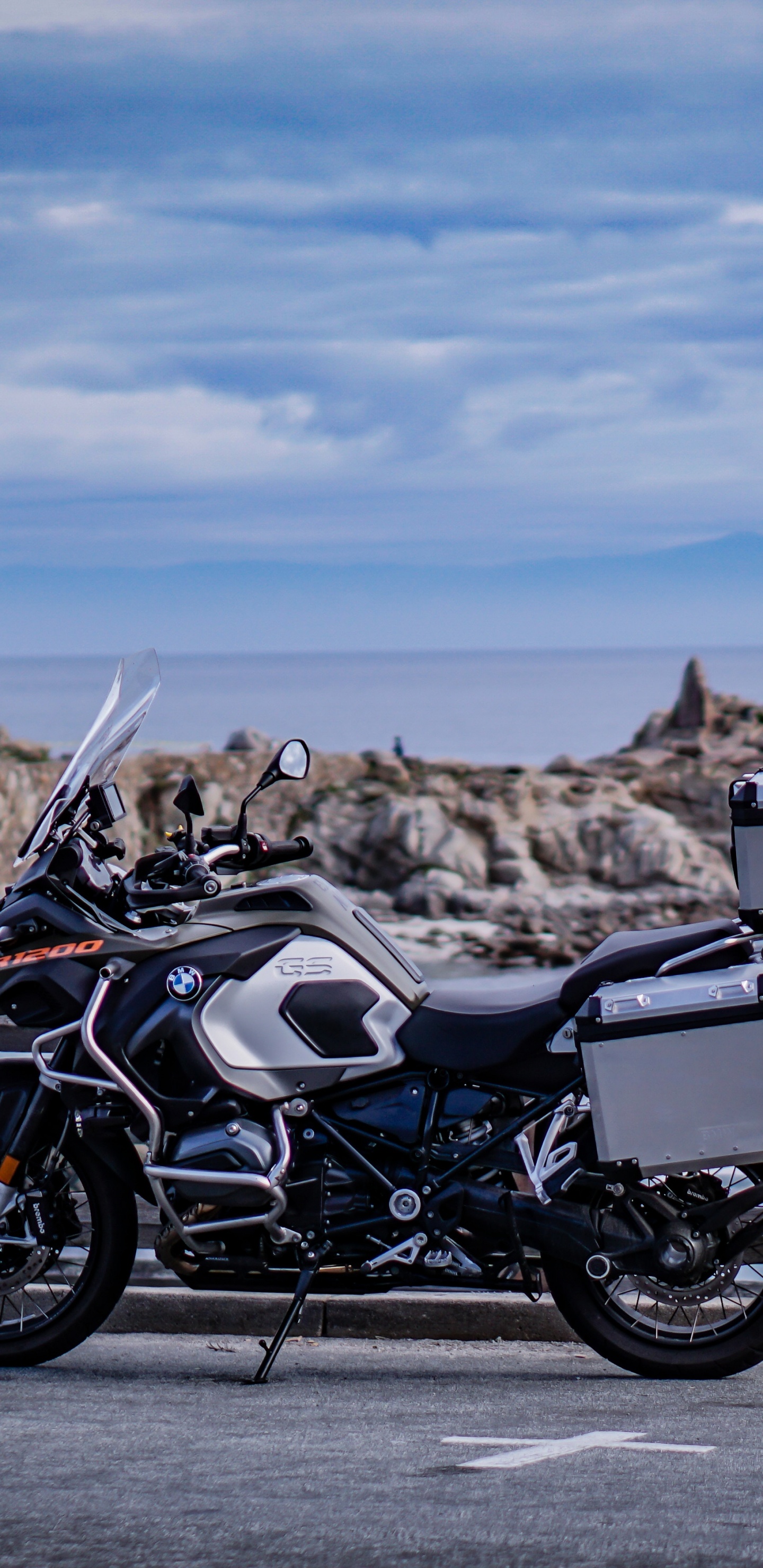 Motocicleta Negra y Plateada Estacionada en un Muelle de Madera Marrón Durante el Día. Wallpaper in 1440x2960 Resolution