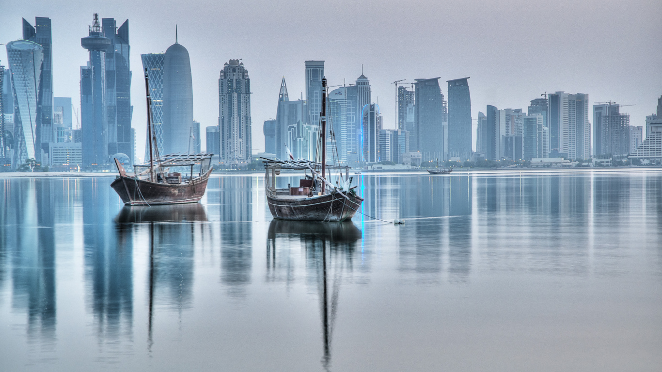 Bateau Blanc et Bleu Sur L'eau Près Des Bâtiments de la Ville Pendant la Journée. Wallpaper in 1366x768 Resolution