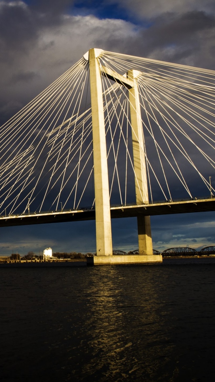 Weiße Brücke Bei Bewölktem Himmel Tagsüber. Wallpaper in 720x1280 Resolution
