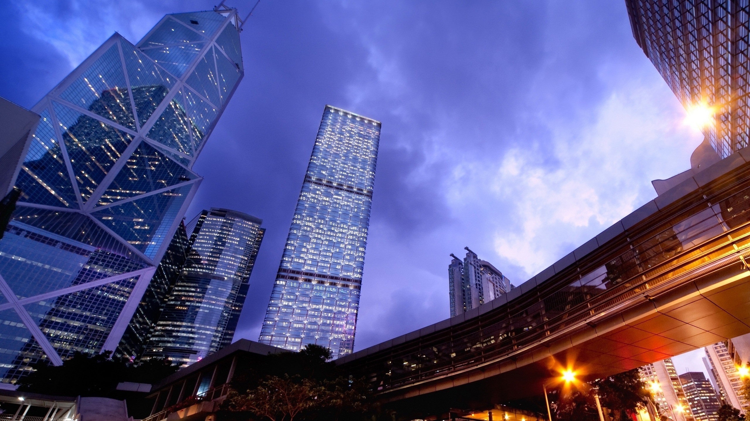 Low Angle Photography of High Rise Building. Wallpaper in 2560x1440 Resolution