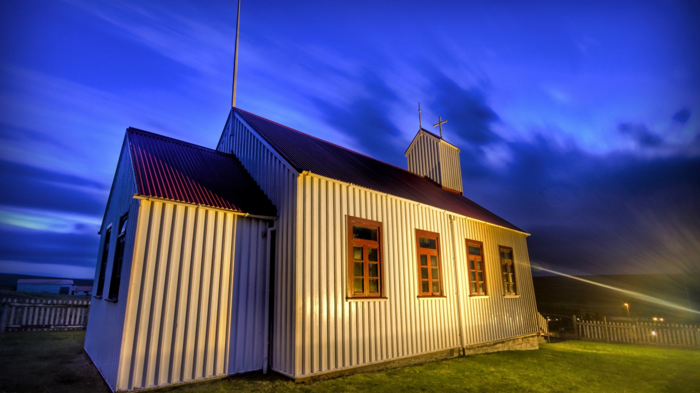White and Brown Wooden House Under Blue Sky During Daytime. Wallpaper in 1366x768 Resolution