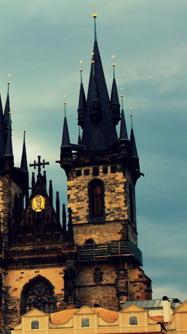Edificio de Hormigón Marrón y Negro Bajo Nubes Blancas Durante el Día. Wallpaper in 750x1334 Resolution
