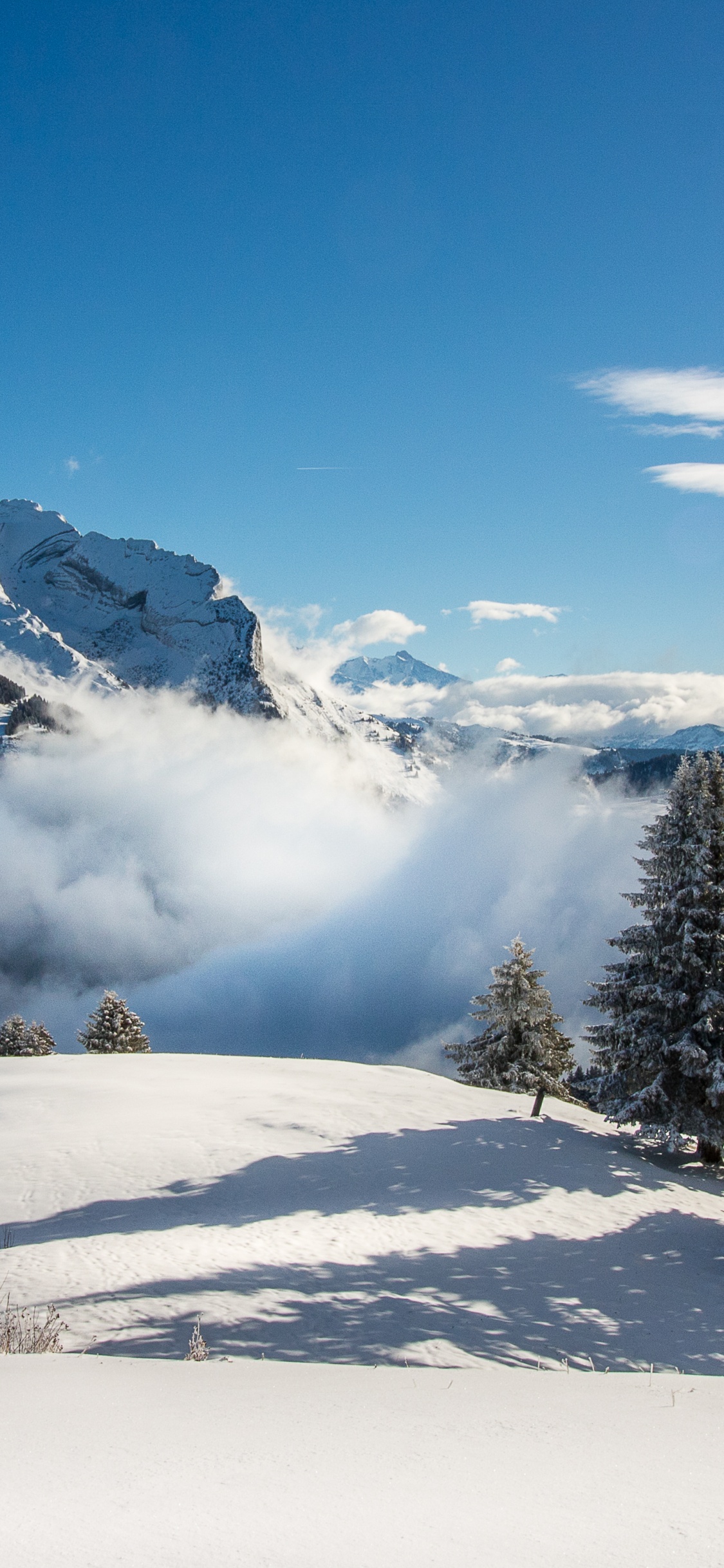 la Clusaz, Montaña, Nieve, Azure, Paisaje Natural. Wallpaper in 1125x2436 Resolution