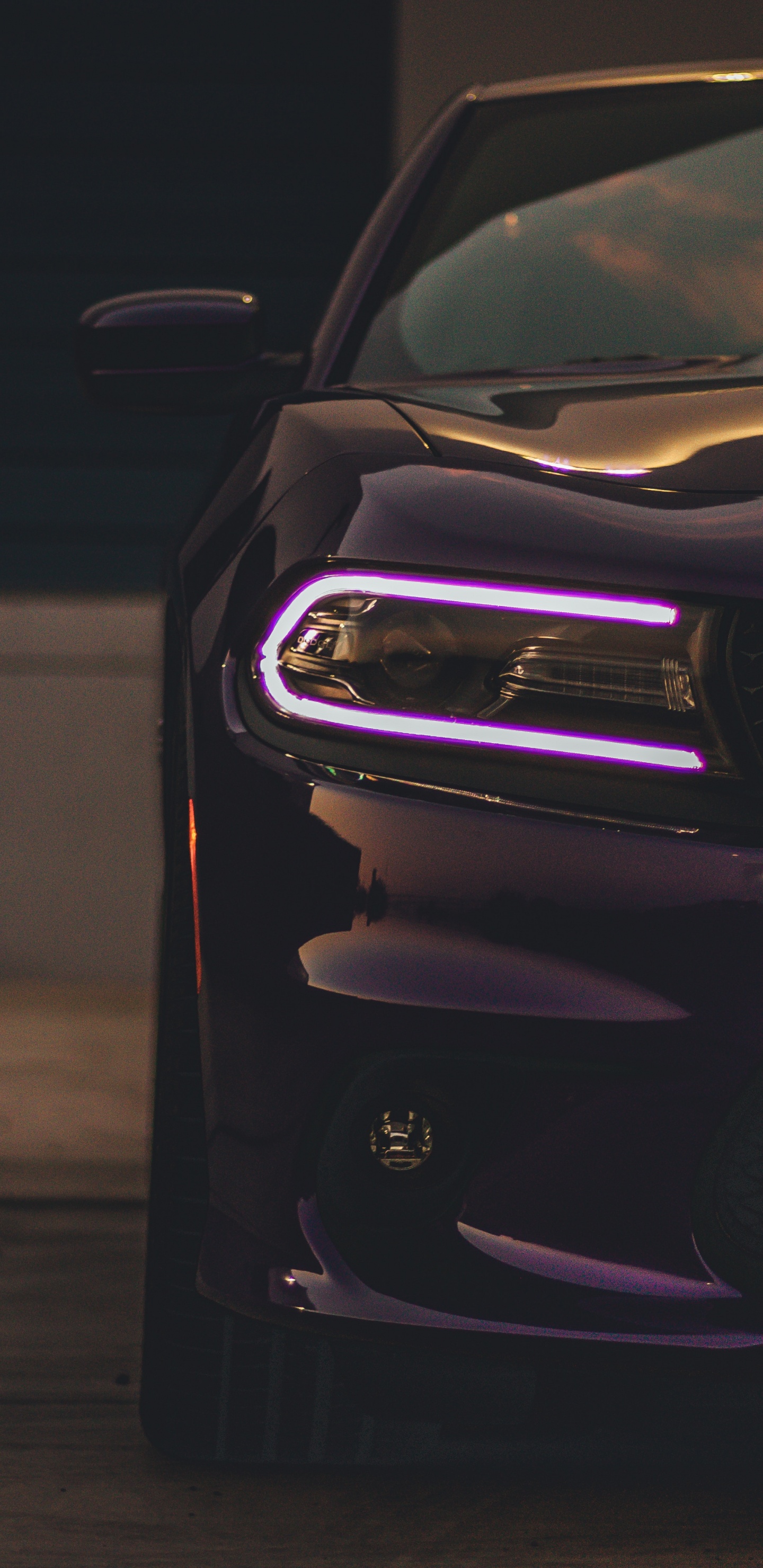 Schwarzes Auto in Einem Dunklen Raum. Wallpaper in 1440x2960 Resolution