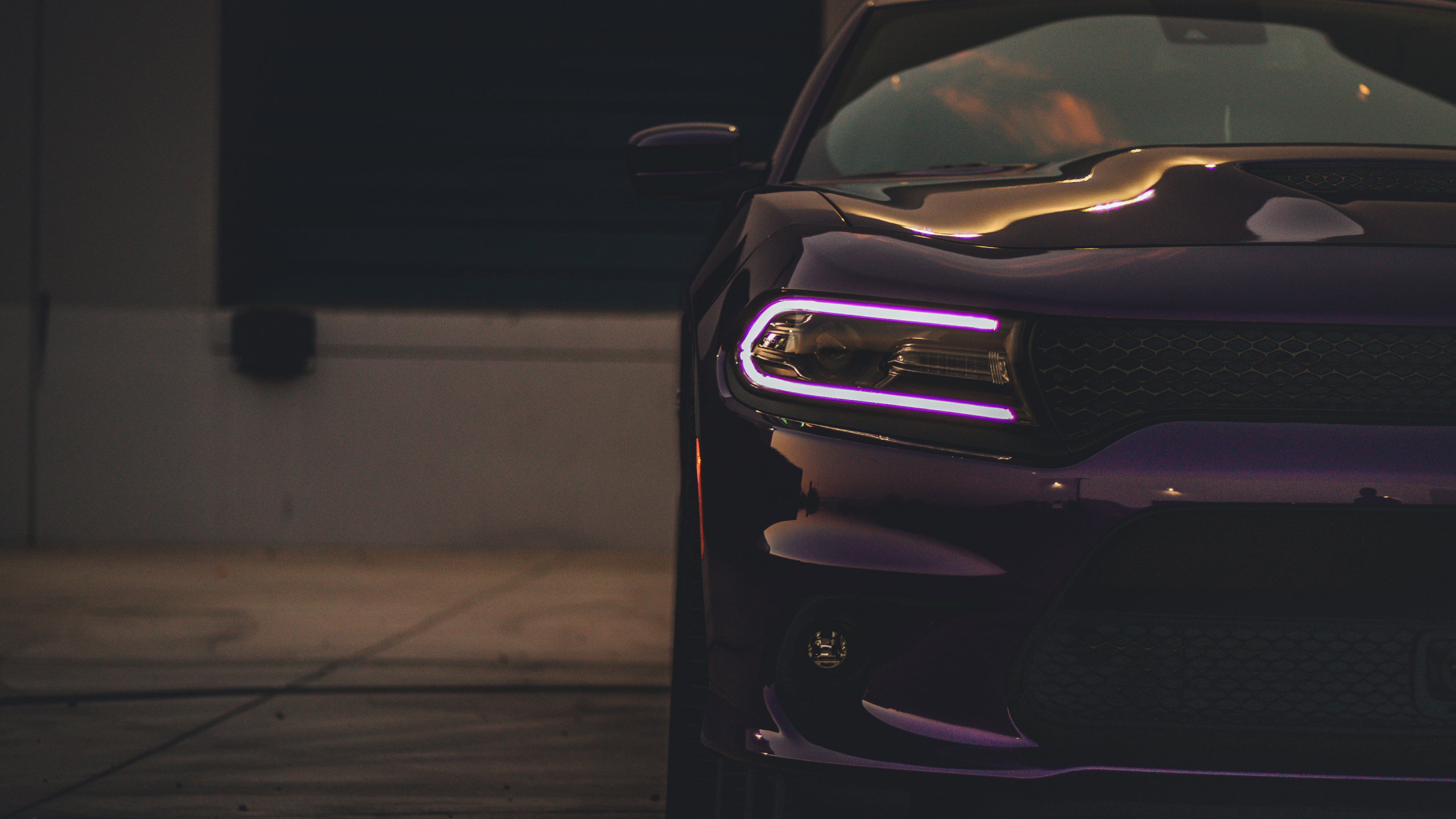 Voiture Noire Dans Une Pièce Sombre. Wallpaper in 2560x1440 Resolution