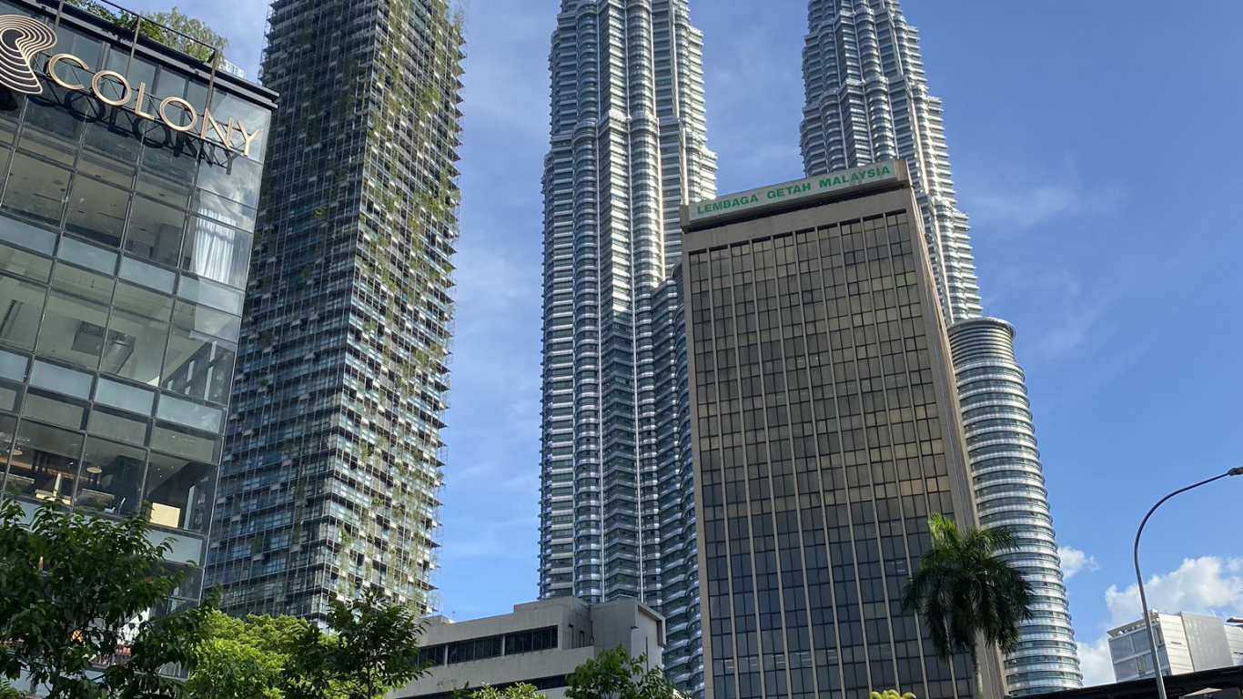 Las Torres Petronas, Kuala Lumpur, Malasia, Torre de Bloques, Torre. Wallpaper in 1366x768 Resolution