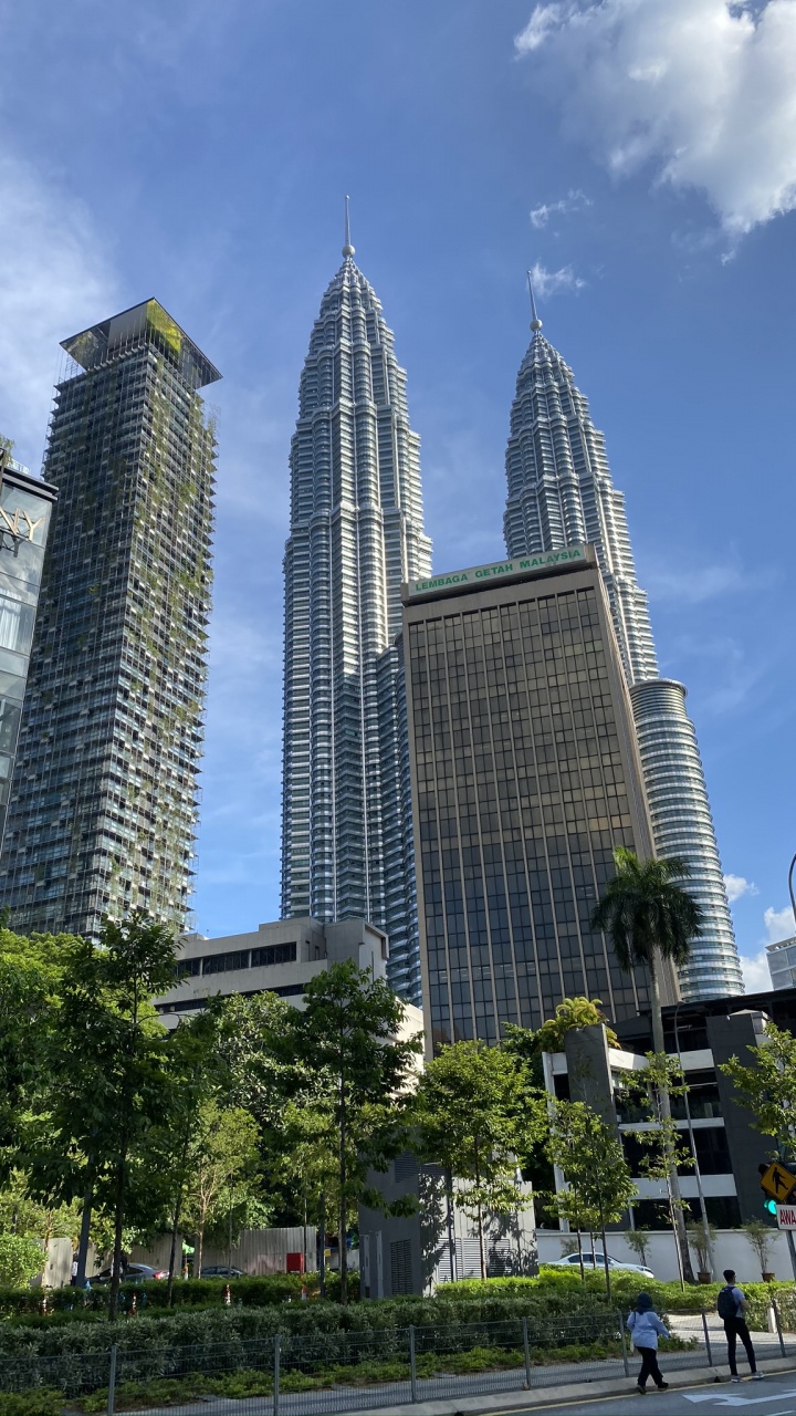 Petronas Towers, Kuala Lumpur, Malaysien, Tower Block, Tageszeit. Wallpaper in 720x1280 Resolution