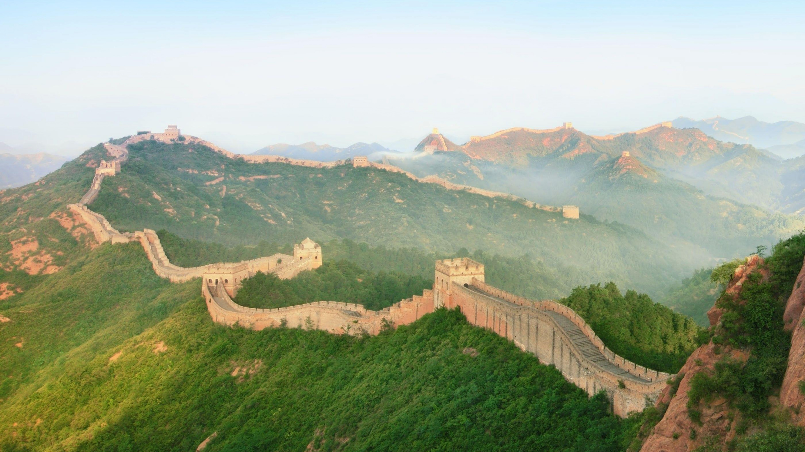 Luftaufnahme Der Grünen Berge Tagsüber. Wallpaper in 2560x1440 Resolution