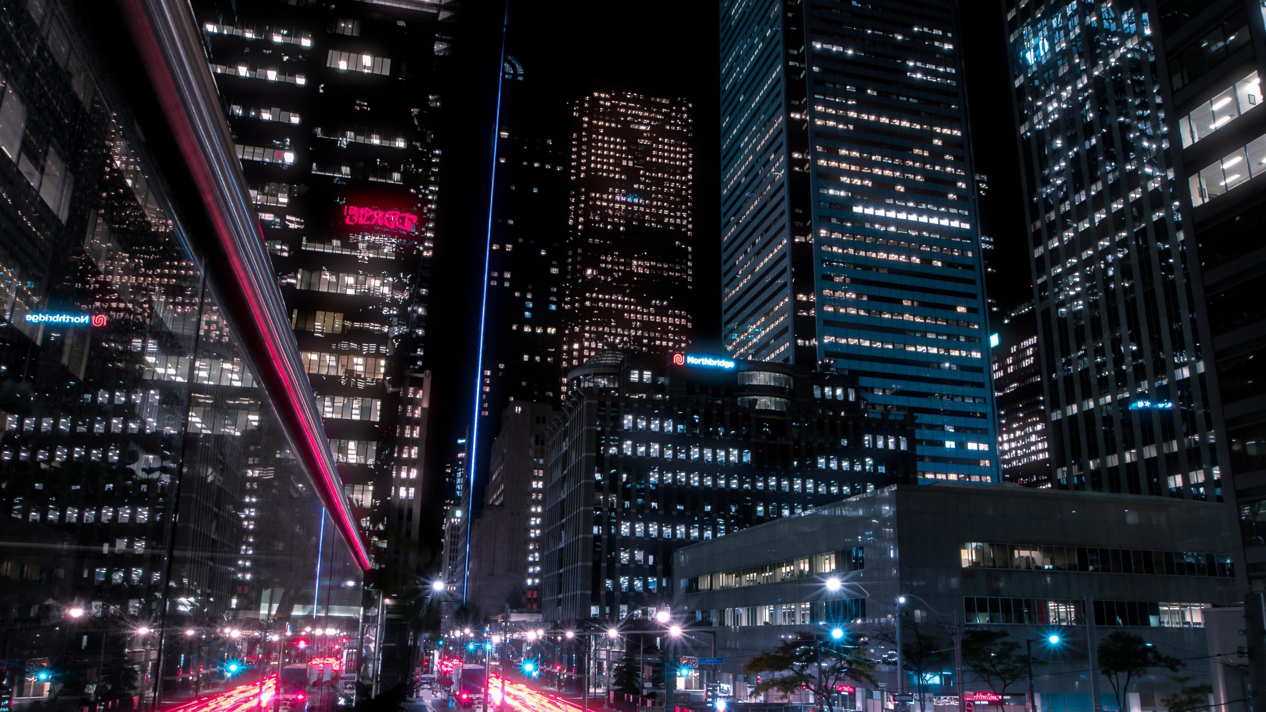 Autos Auf Der Straße in Der Stadt Während Der Nachtzeit. Wallpaper in 2560x1440 Resolution