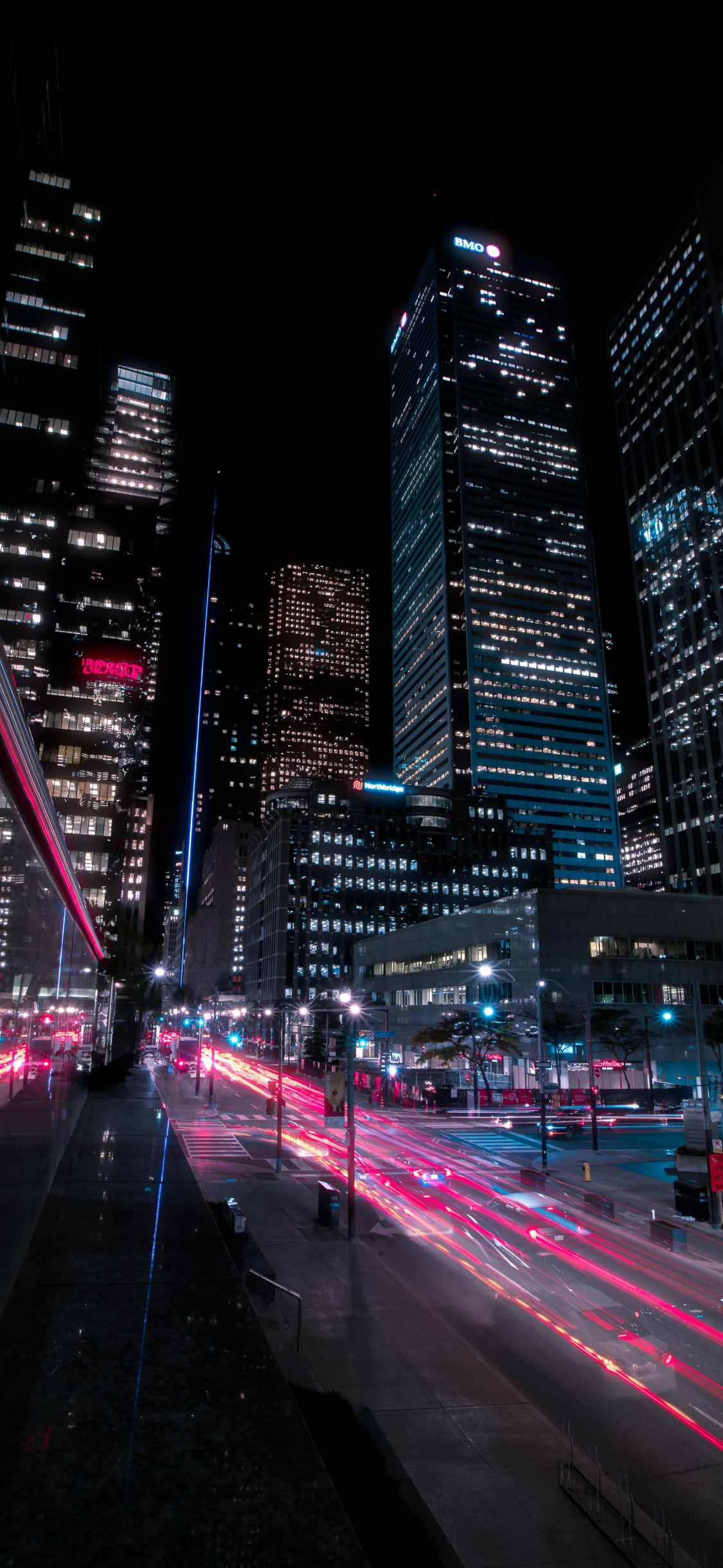 Coches en la Carretera en la Ciudad Durante la Noche. Wallpaper in 1125x2436 Resolution