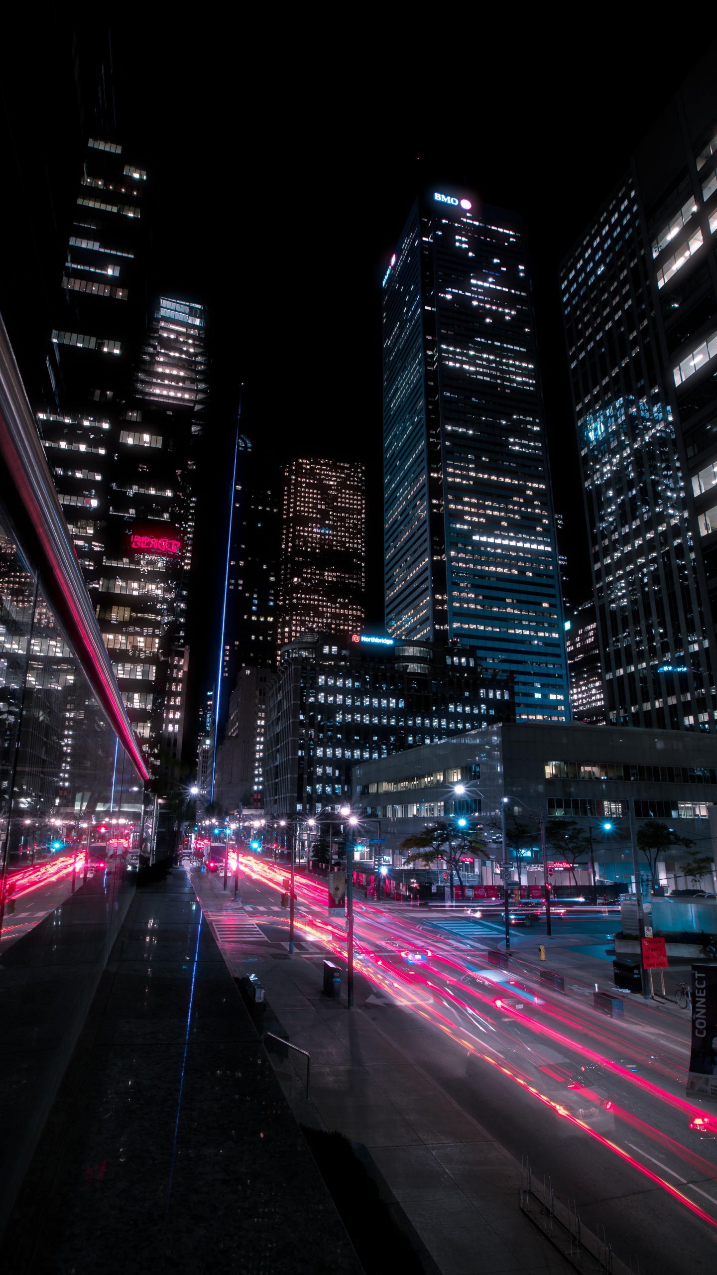 Voitures Sur Route en Ville Pendant la Nuit. Wallpaper in 1440x2560 Resolution