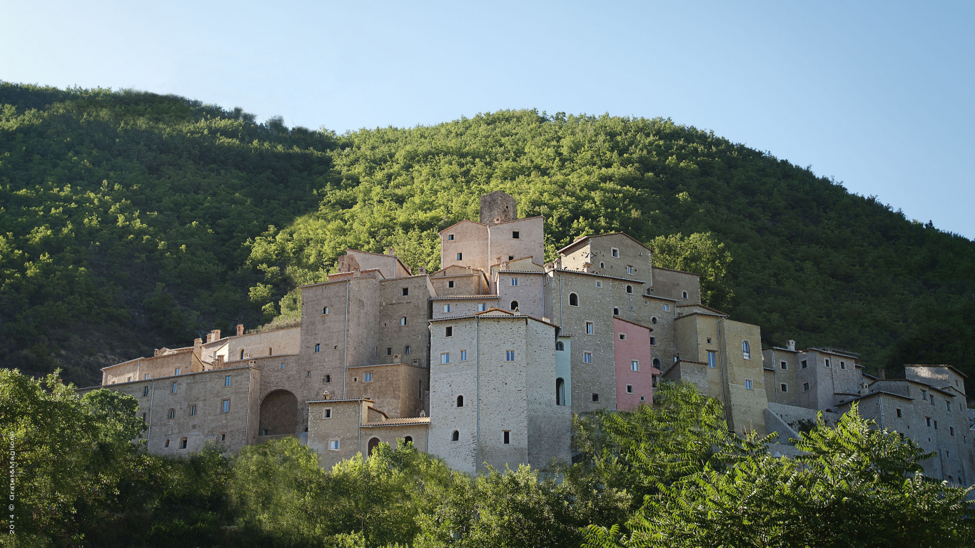 Brown Concrete Castle Surrounded by Green Trees During Daytime. Wallpaper in 1366x768 Resolution