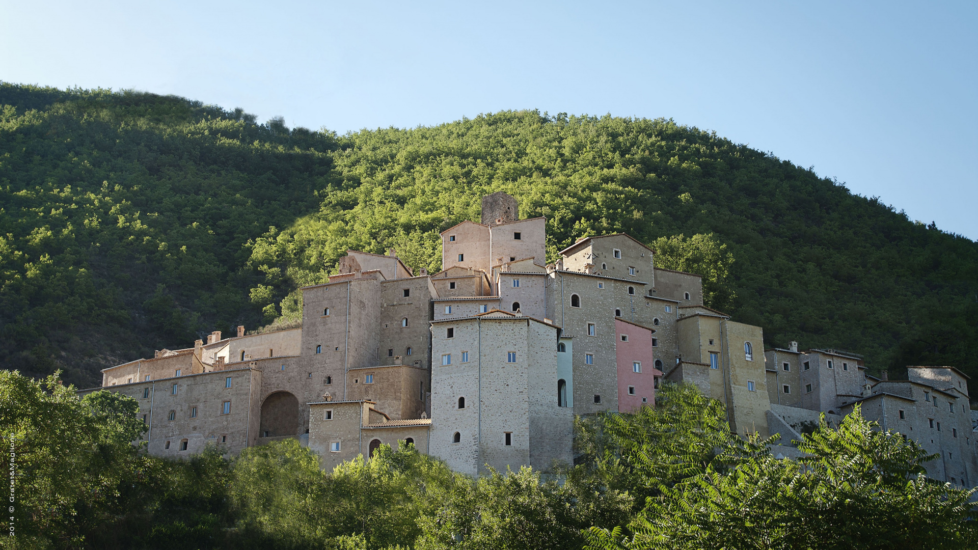 Brown Concrete Castle Surrounded by Green Trees During Daytime. Wallpaper in 1920x1080 Resolution