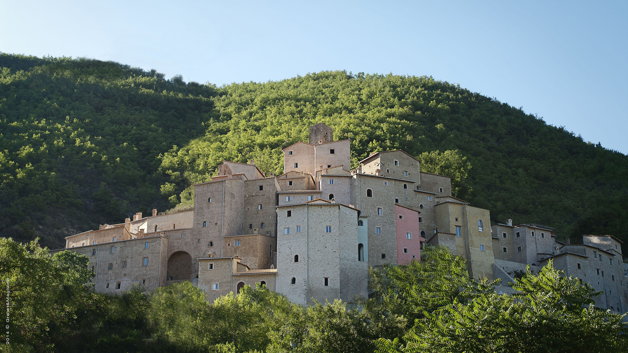 Brown Concrete Castle Surrounded by Green Trees During Daytime. Wallpaper in 2560x1440 Resolution