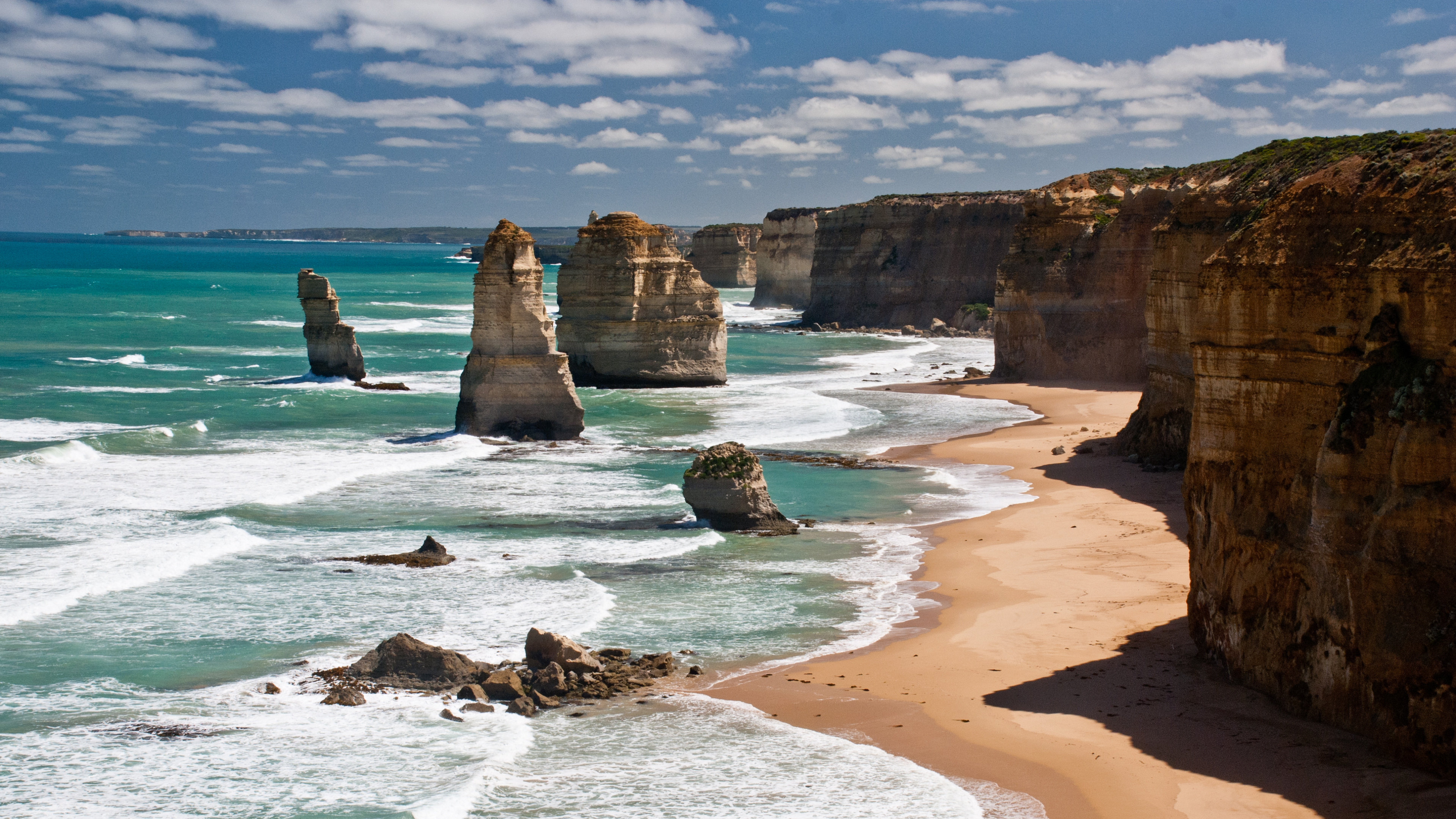 Montagne Rocheuse Brune à Côté D'un Plan D'eau Pendant la Journée. Wallpaper in 3840x2160 Resolution